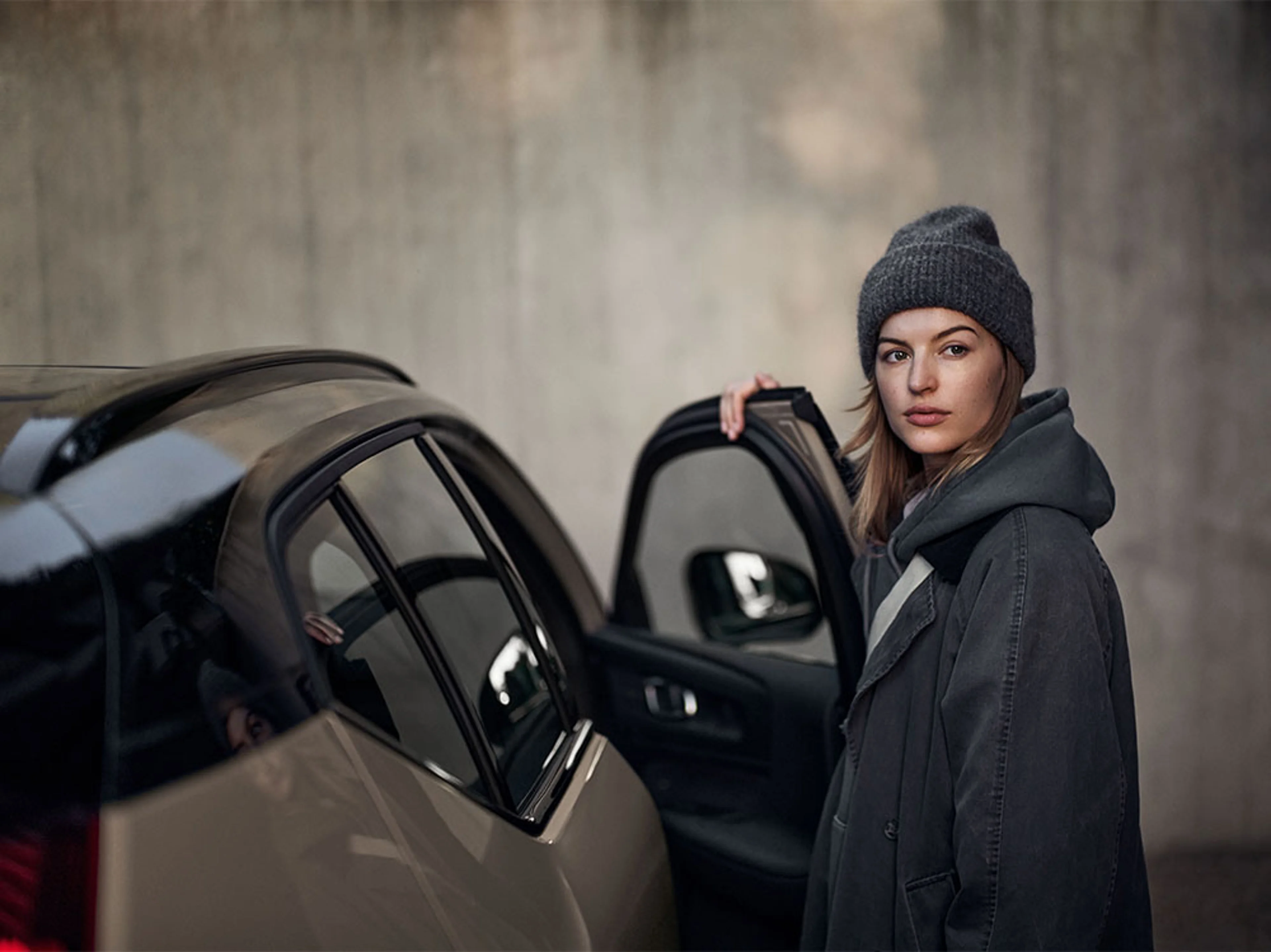 Volvo grise parking co propriété