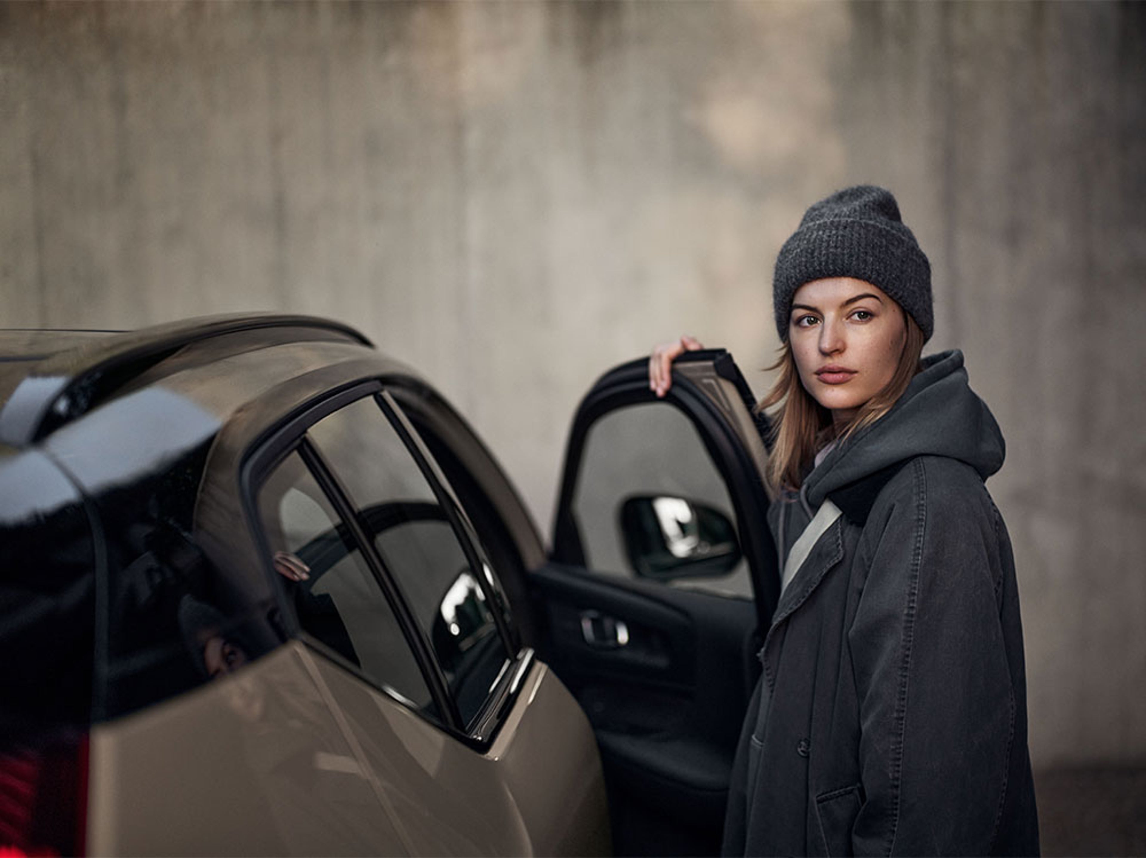 Volvo grise parking co propriété