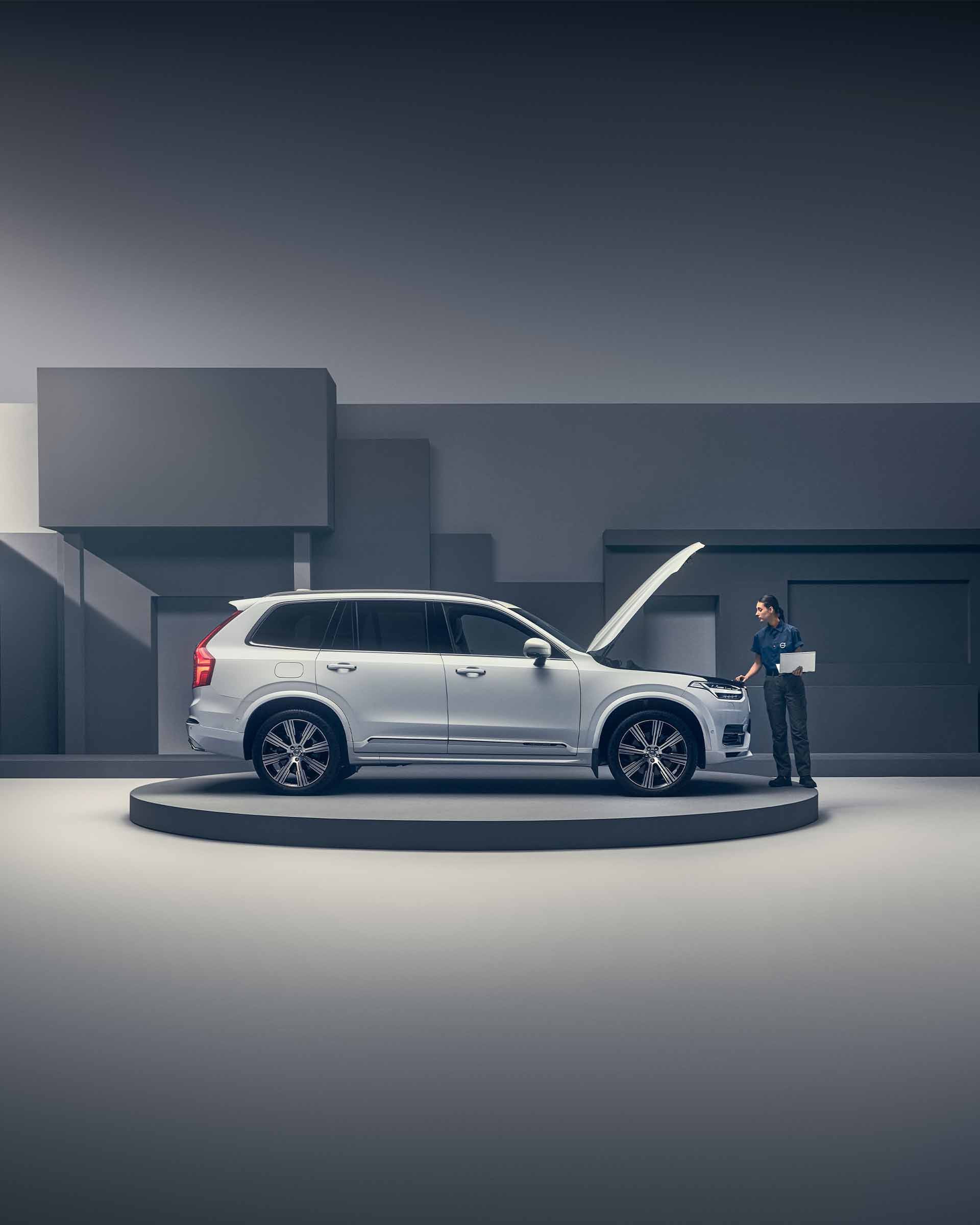 Servicetekniker med laptop vid bil