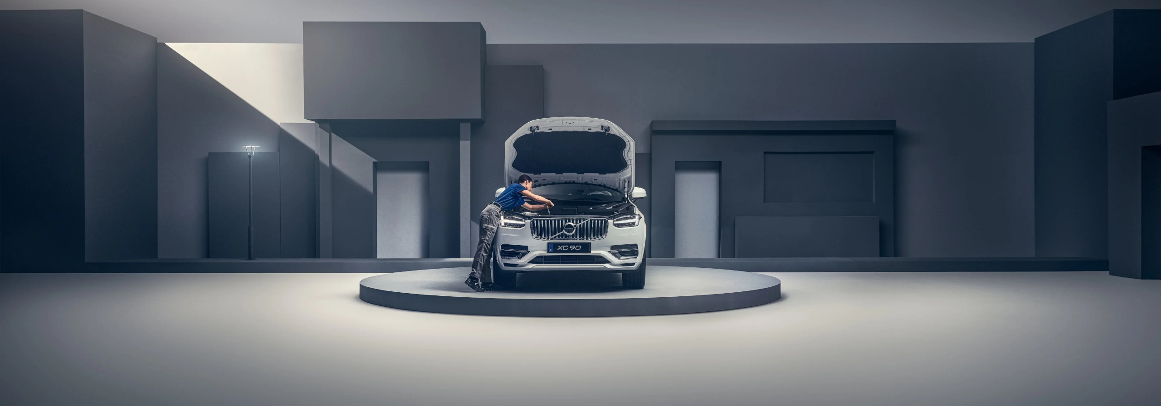 Ein Volvo Kfz-Mechaniker arbeitet an einem Volvo Fahrzeug - Frontansicht