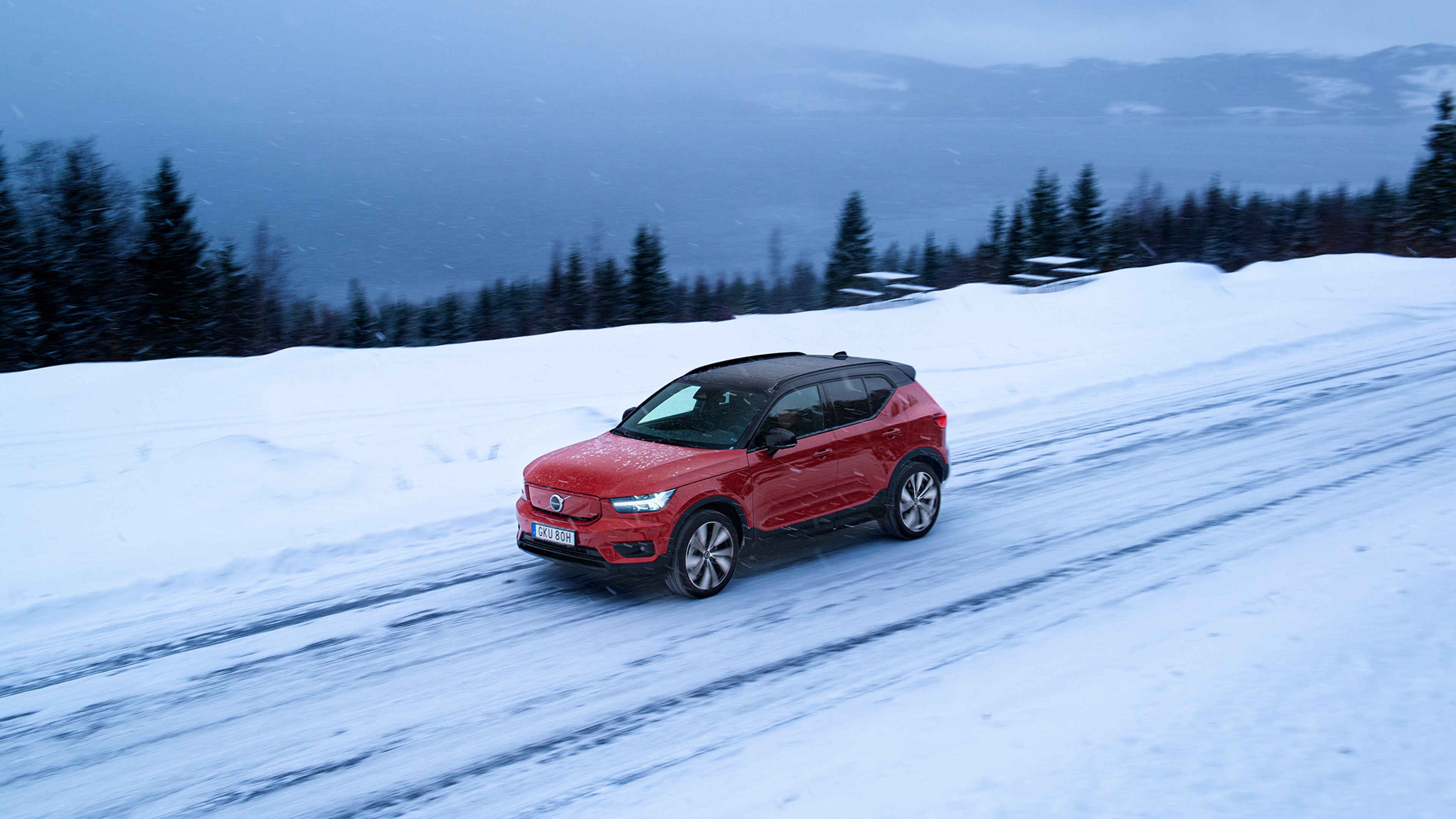 Rød XC40 kjørende på vinterføre