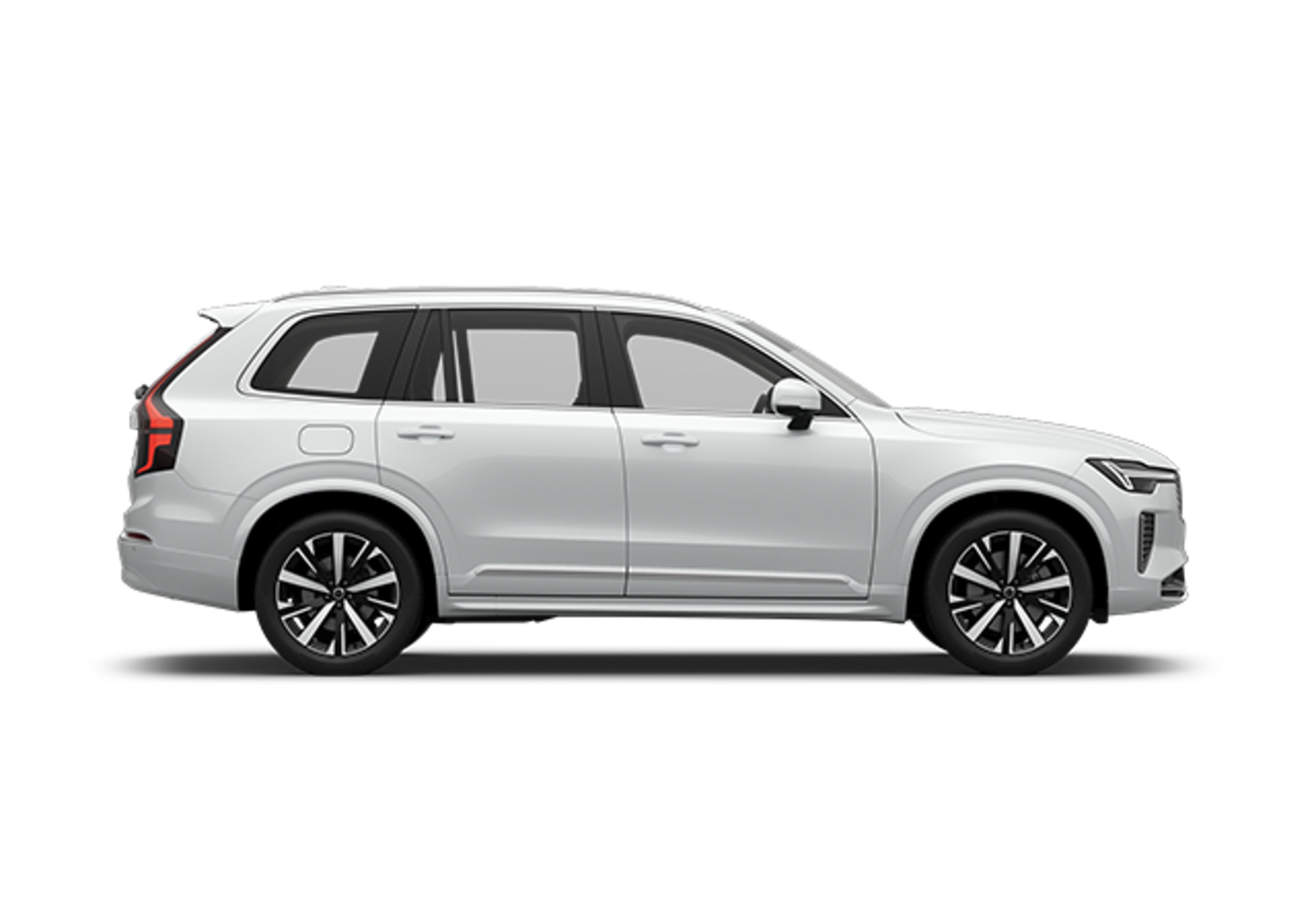 Ein weißer Volvo XC90 SUV vor weißem Hintergrund.