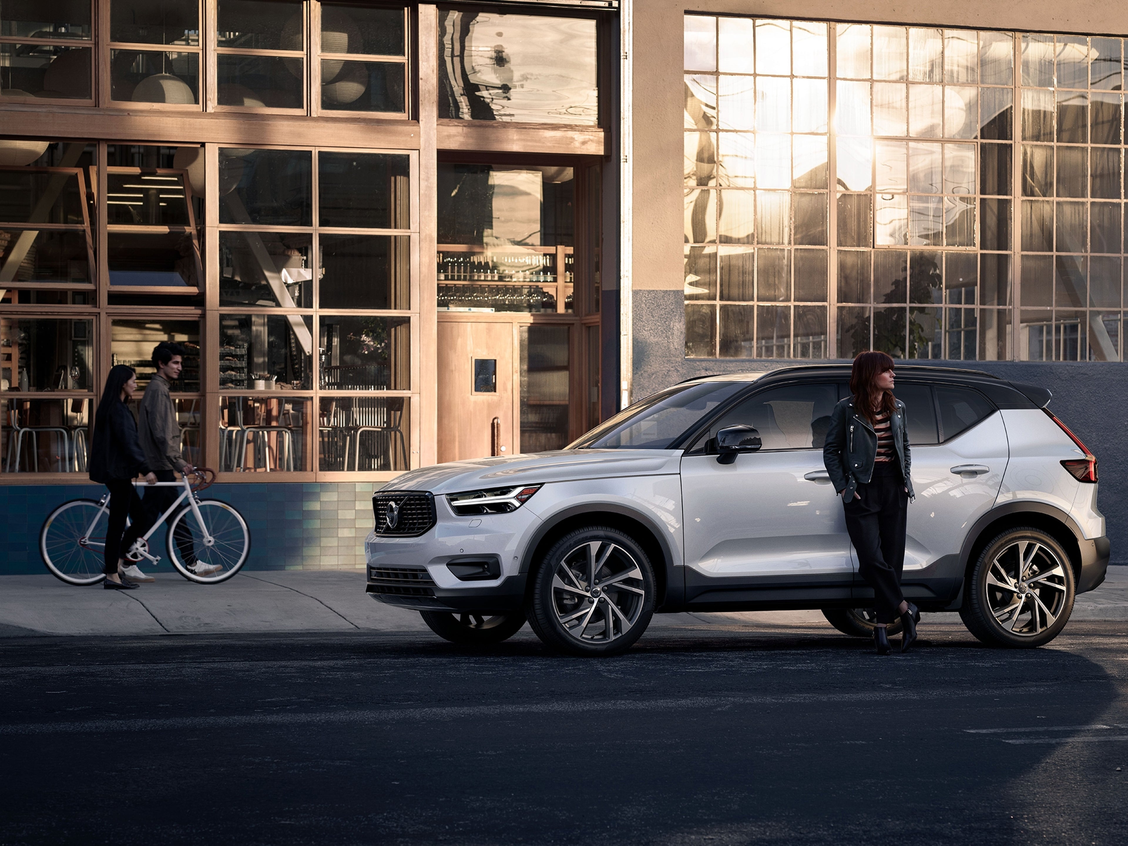 Personne en attente du service de déverrouillage des portières