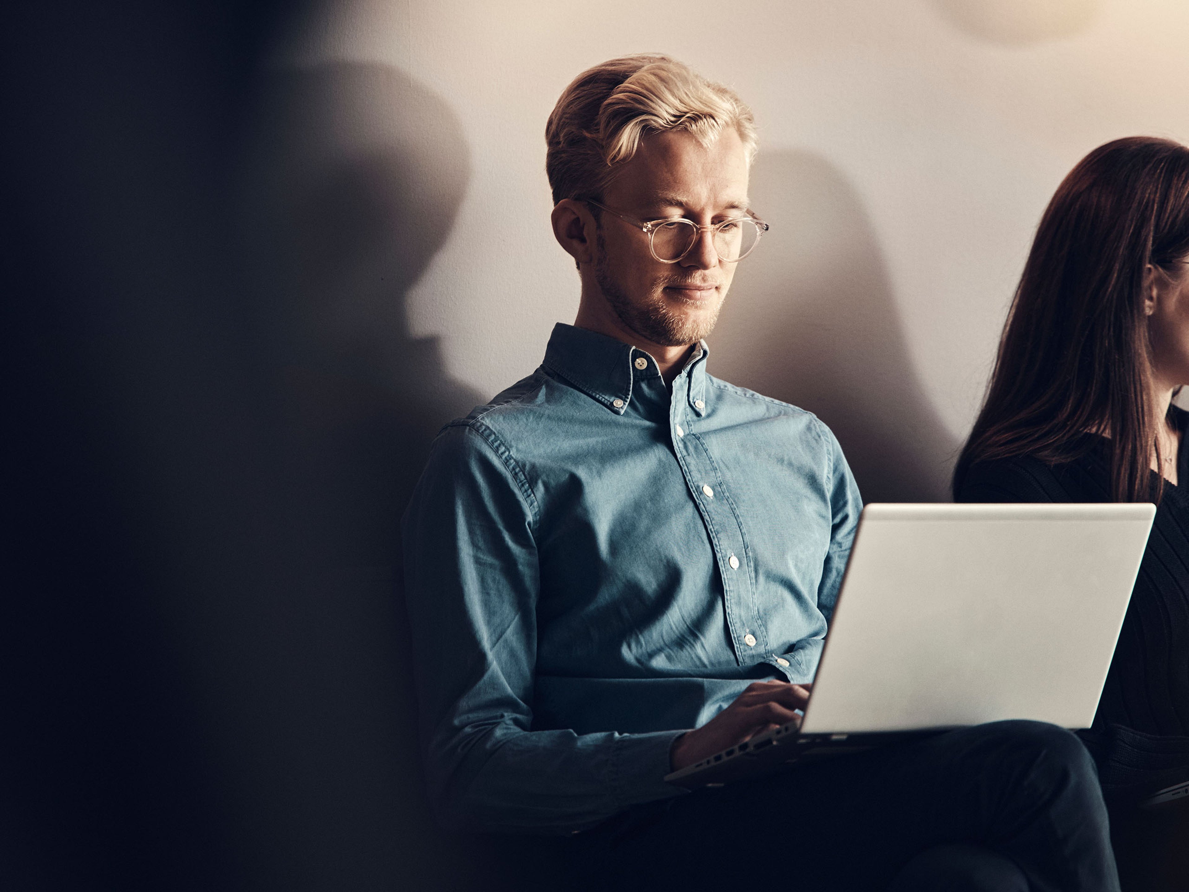Man op de bank met computer