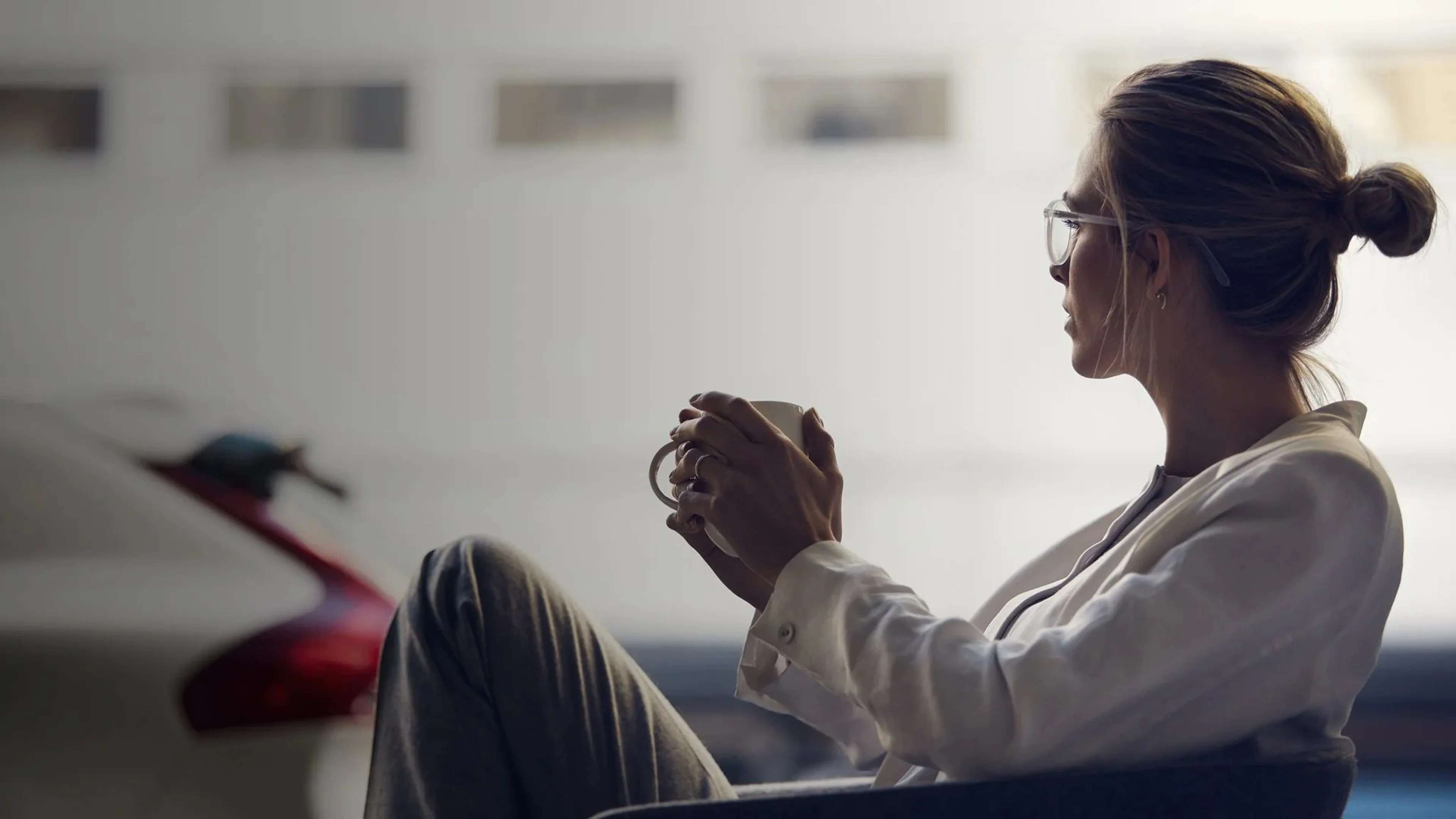 Femme prenant un café