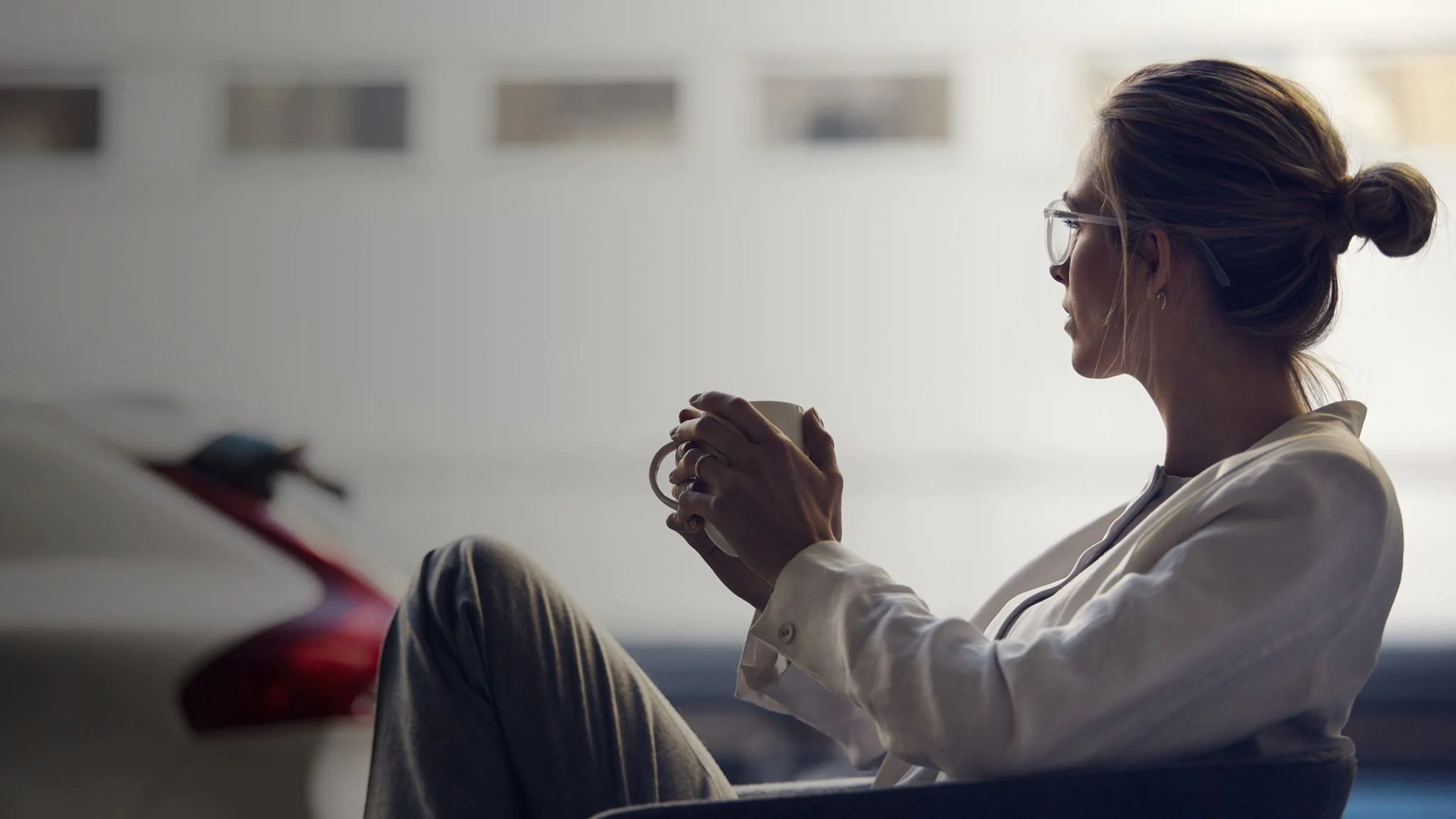 Femme prenant un café