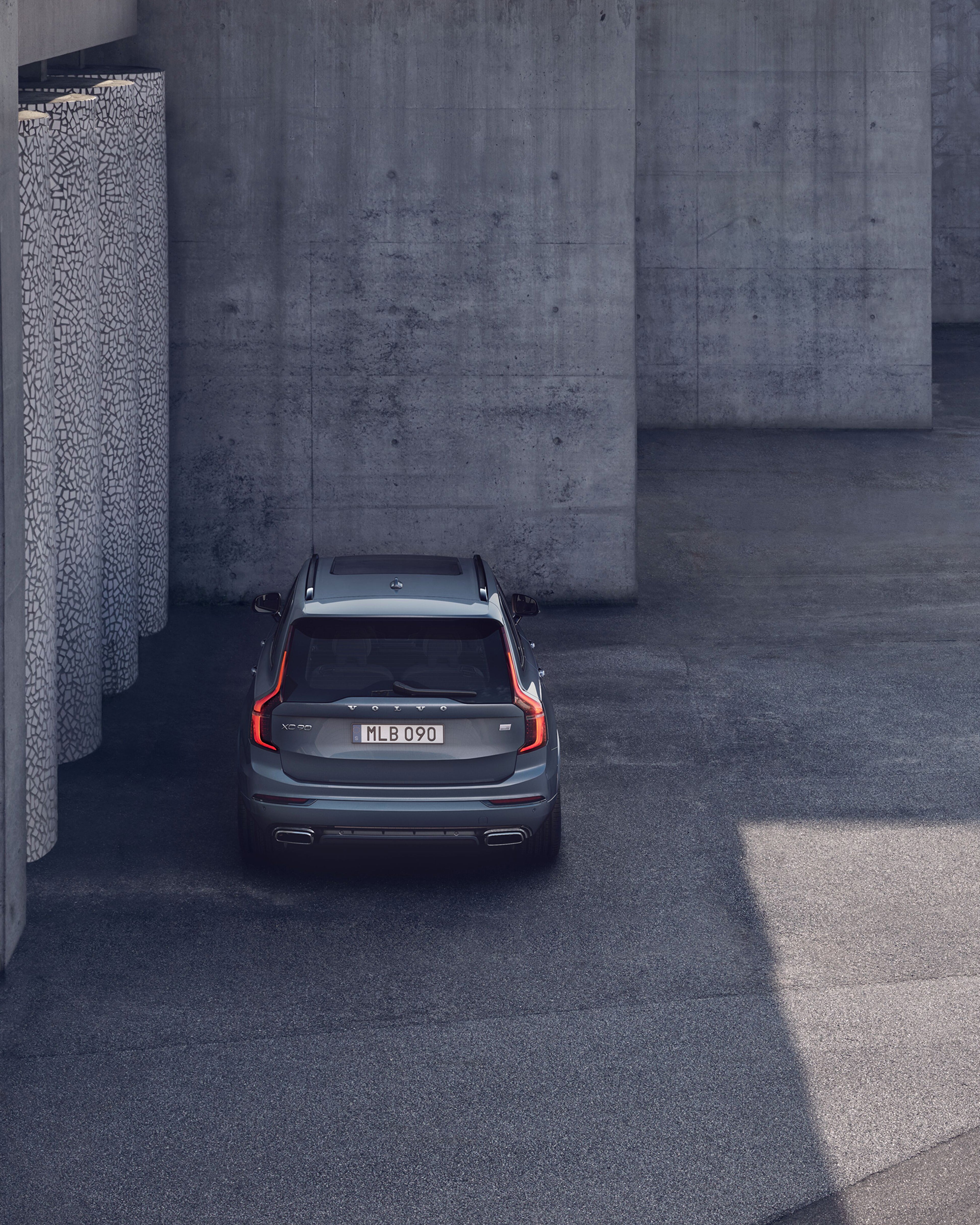 Rückansicht eines grauen Volvo XC90