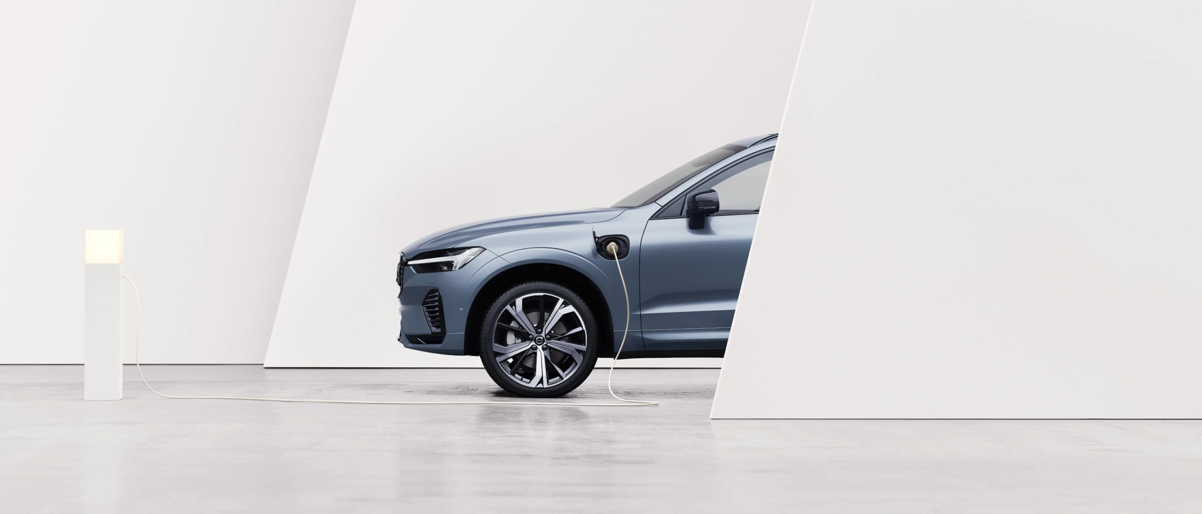 Volvo XC60 R-Design im weißen Studio
