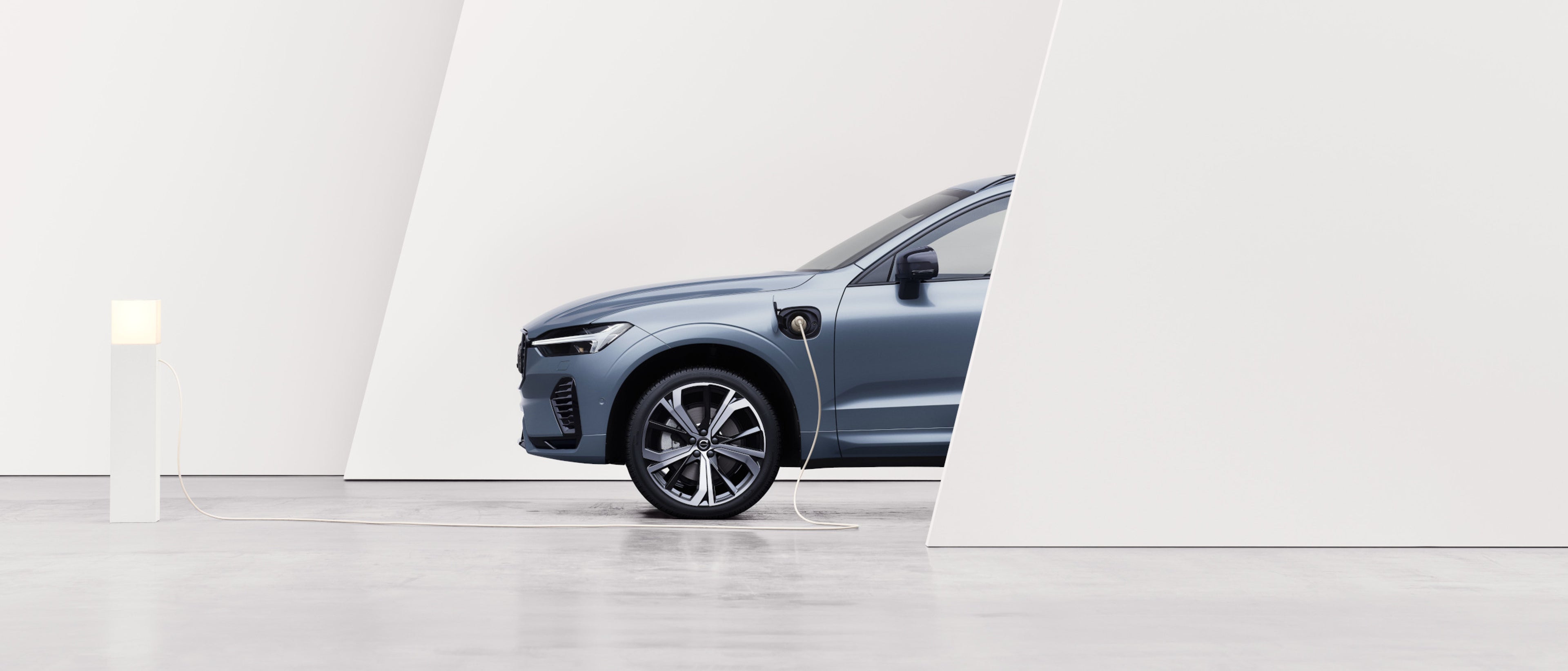 Volvo XC60 R-Design im weißen Studio