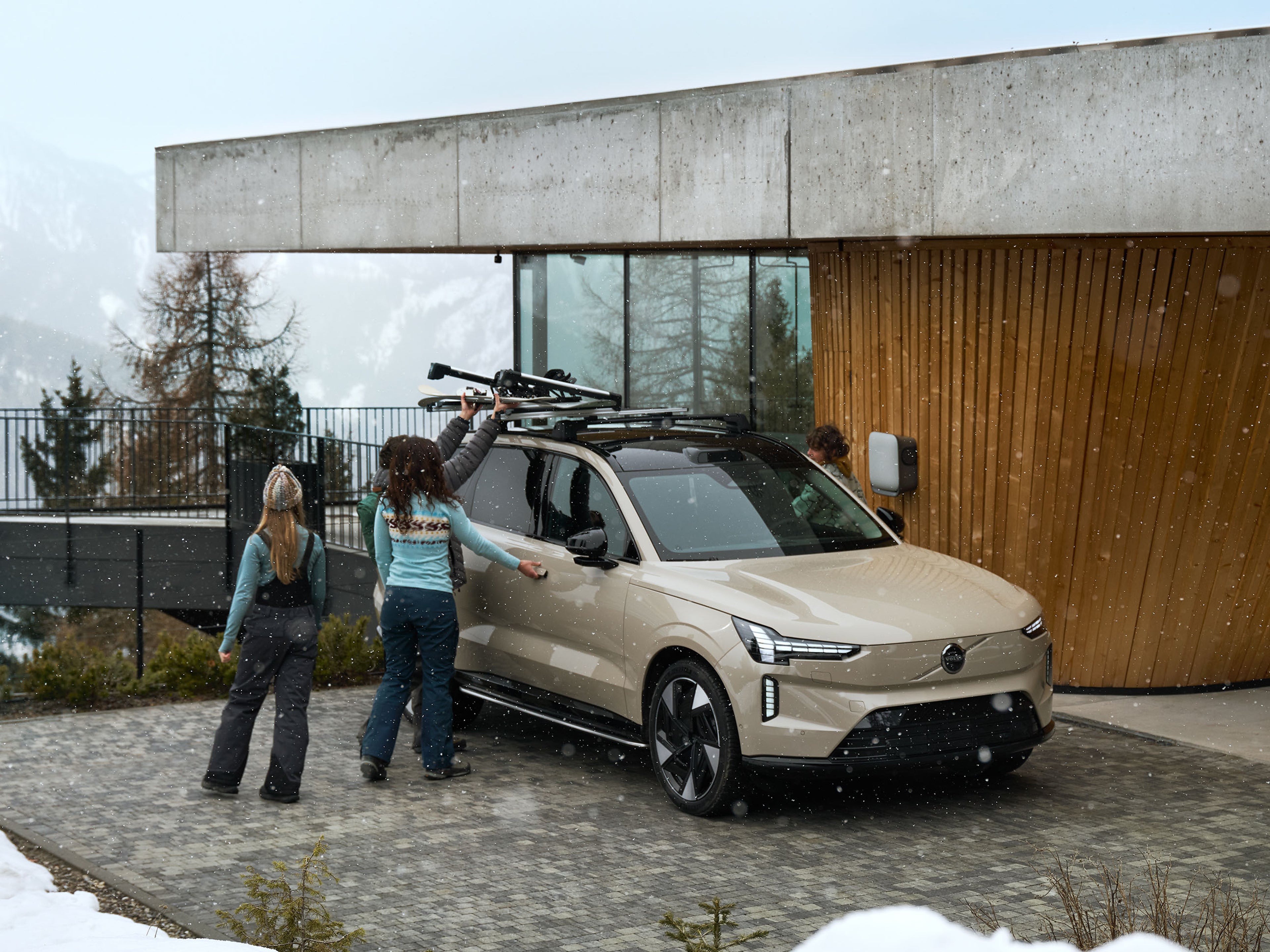 vozidlo volvo zaparkovane v zime