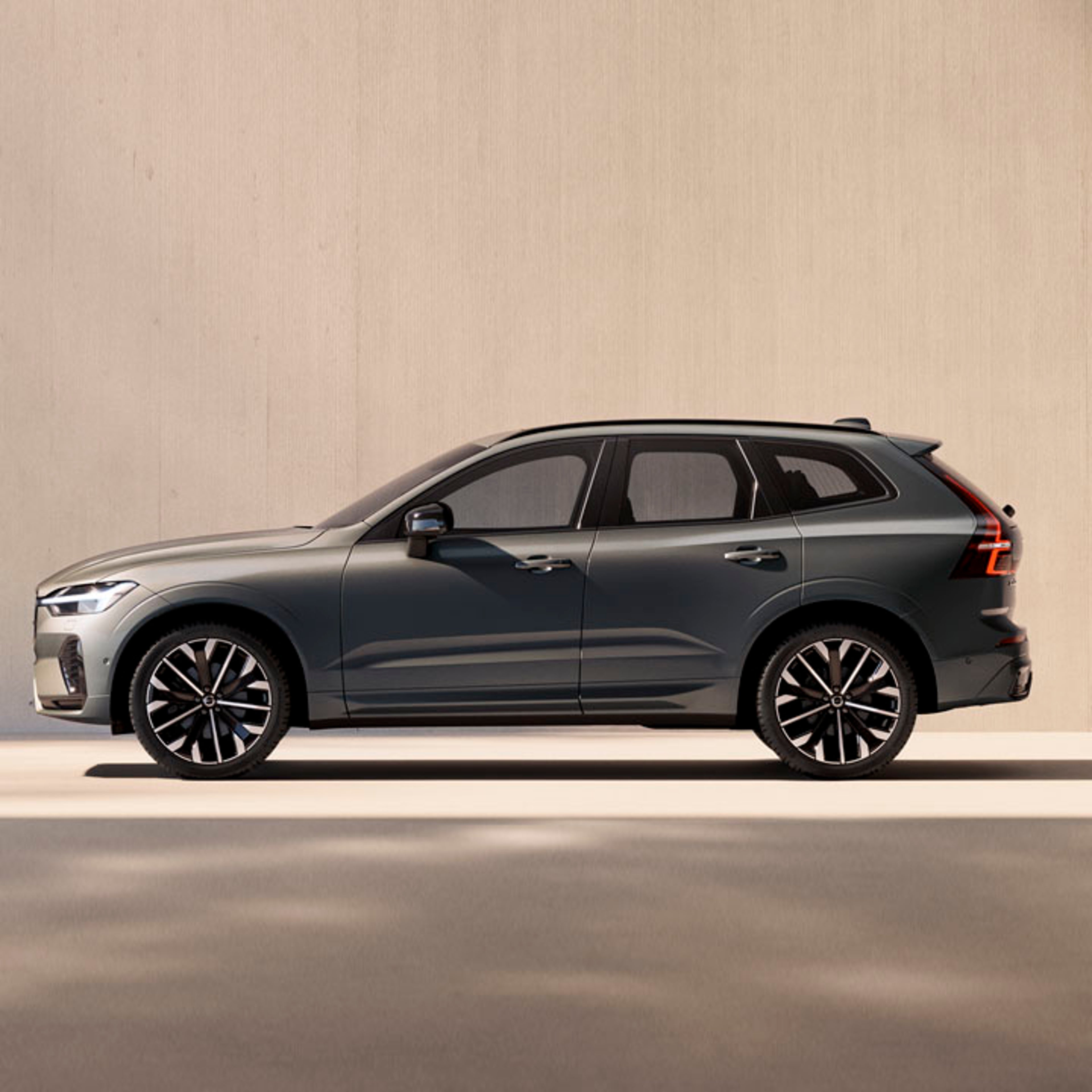 Volvo XC60 mild hybrid en una vista lateral destacando sus líneas aerodinámicas y sus llantas de aleación