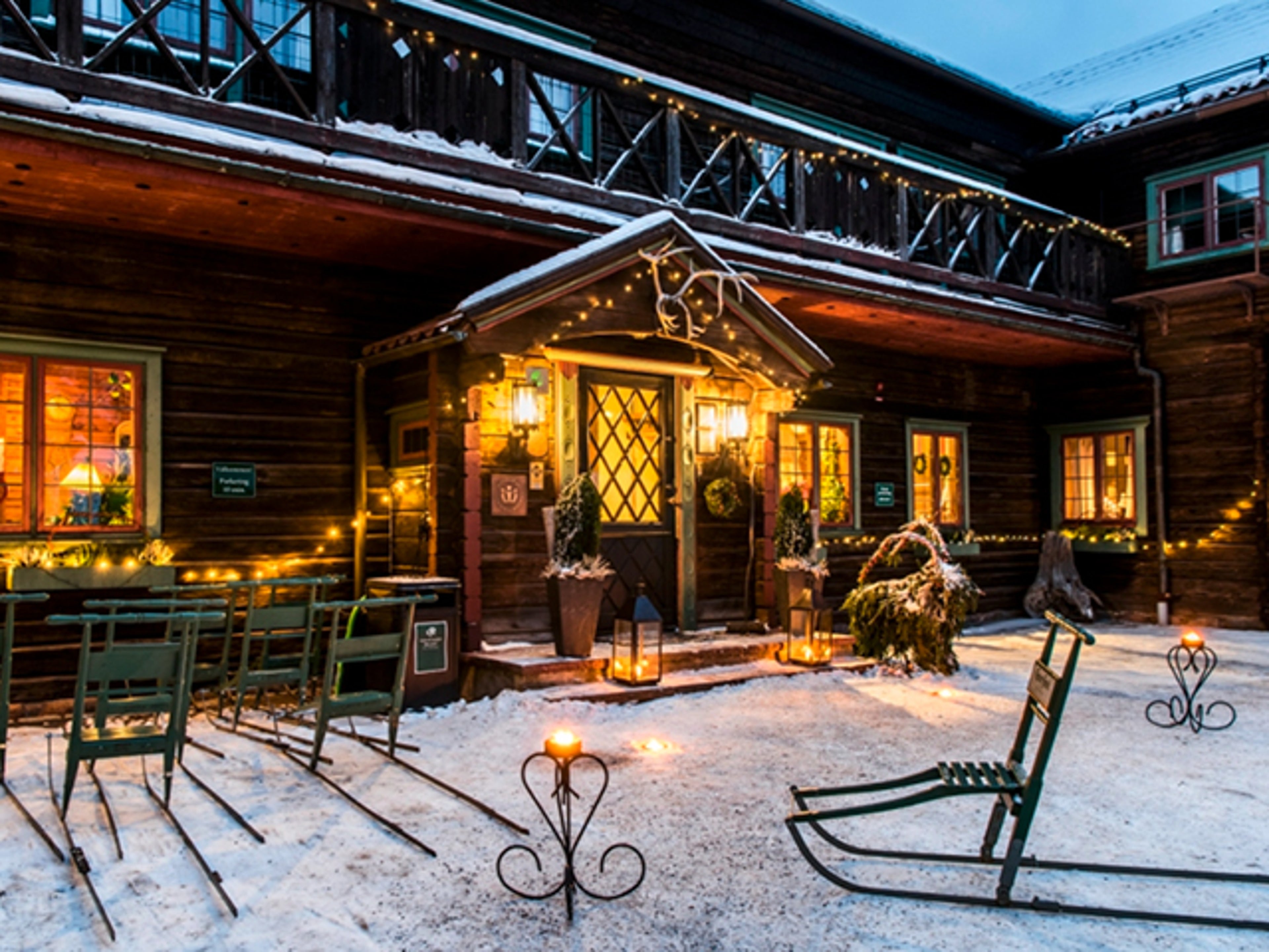 Kvinna sitter vid swimmingpool