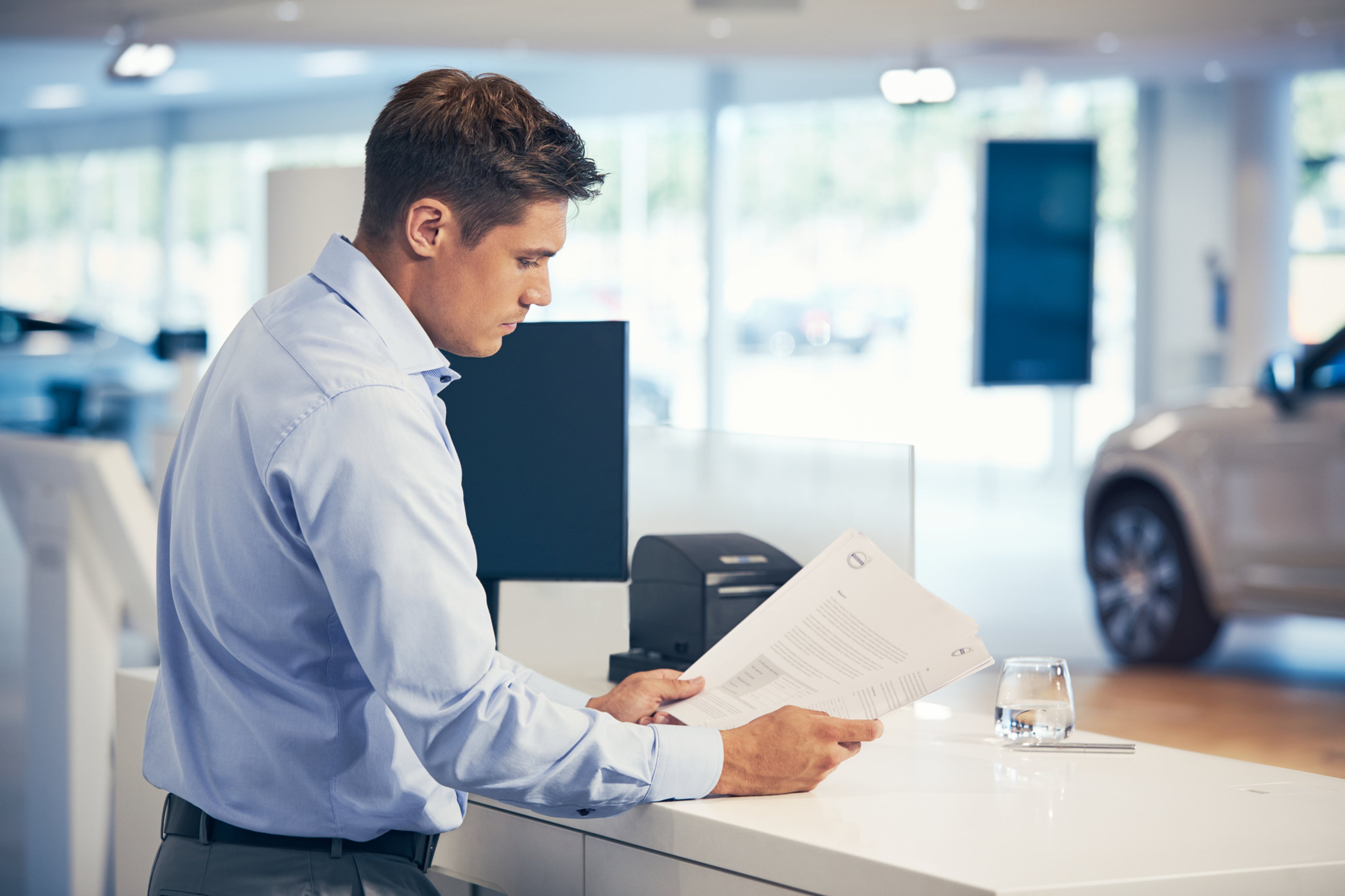 Volvo munkatársa egy pult mögött