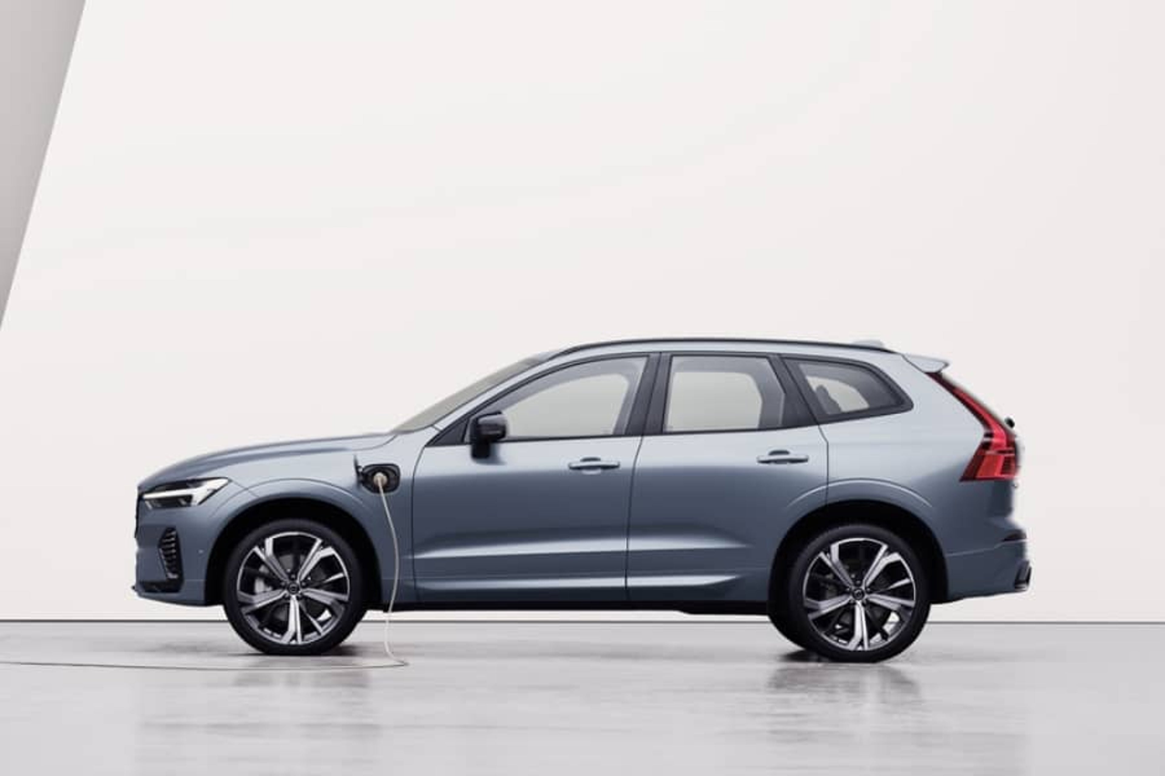 Volvo XC60 u sivoj boji, bočni pogled na svijetloj pozadini.
