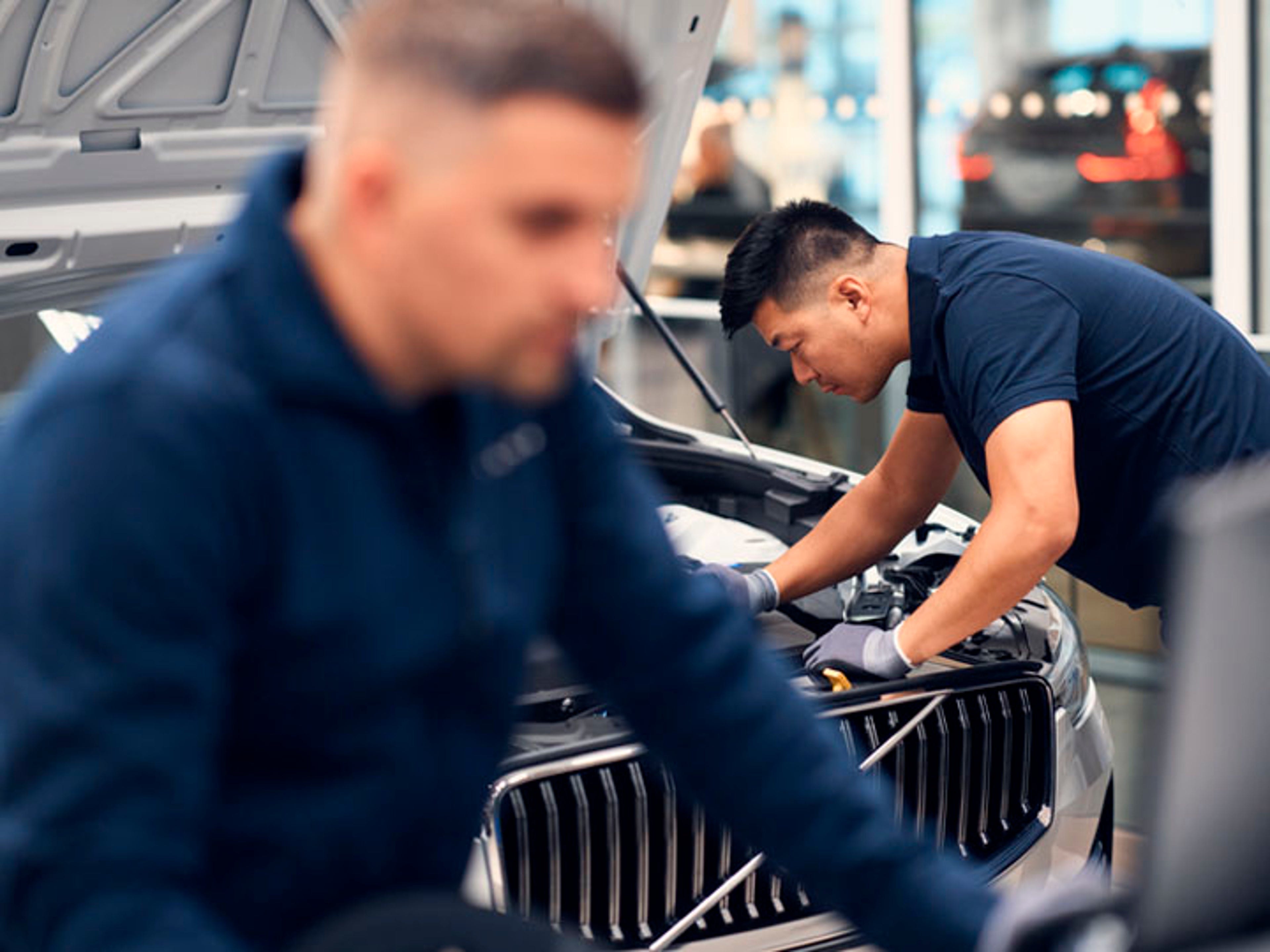 Mecánicos Volvo trabajando en un servicio oficial