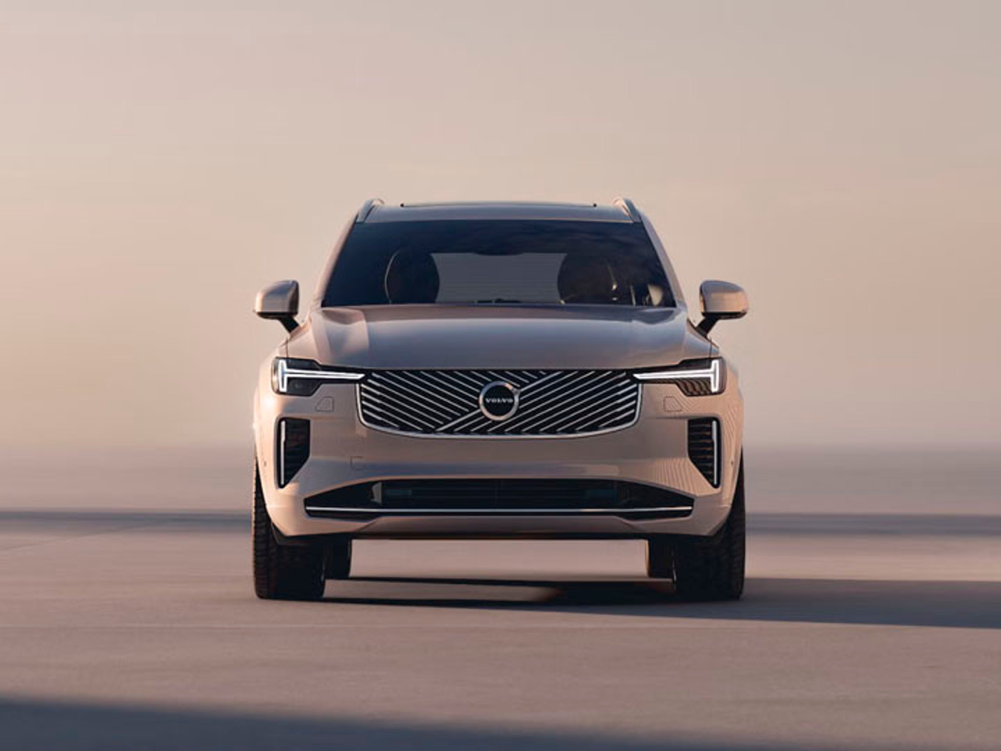 Volvo XC90 vista parte delantera saliendo de un garaje