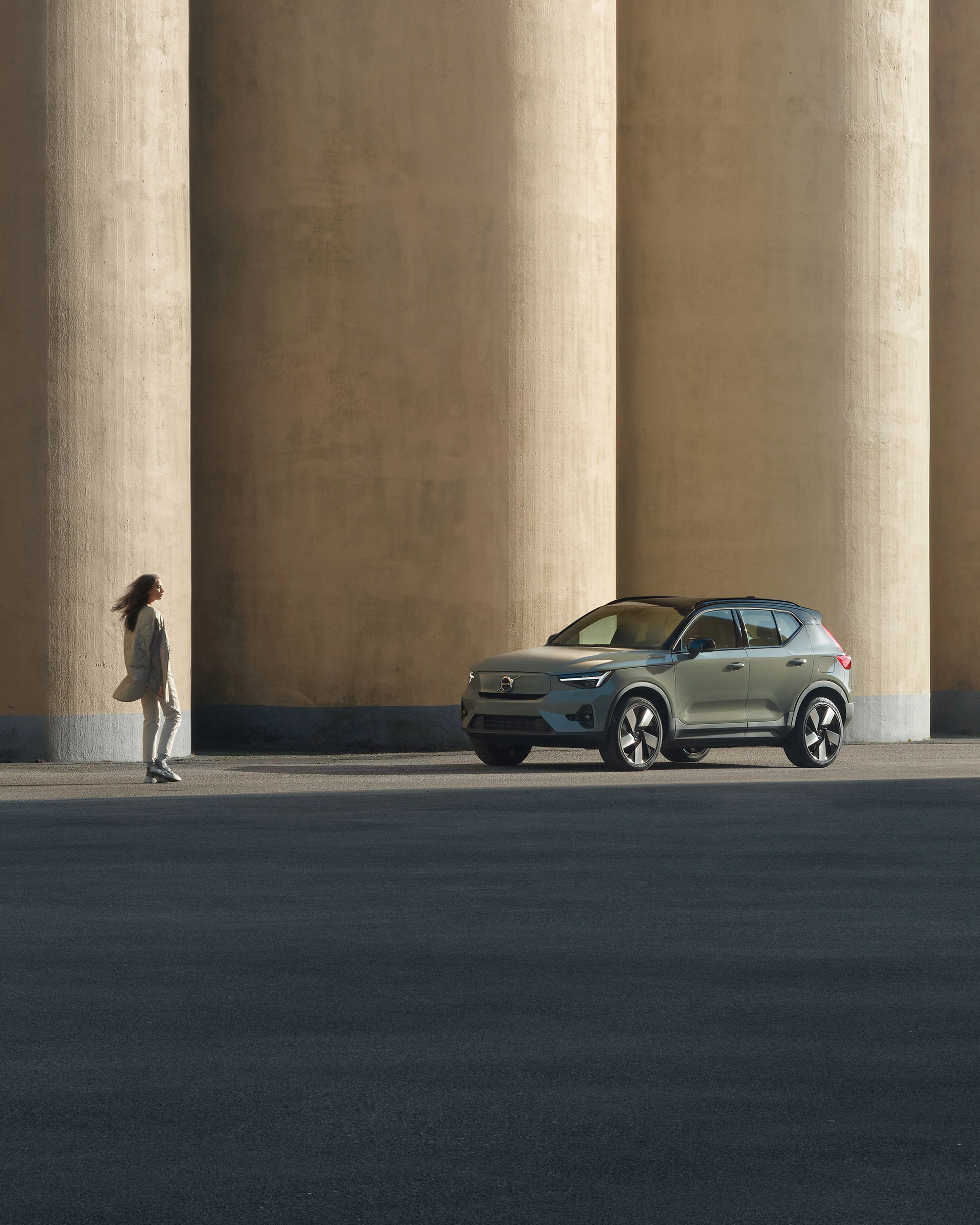 Femme à coté d'une Volvo