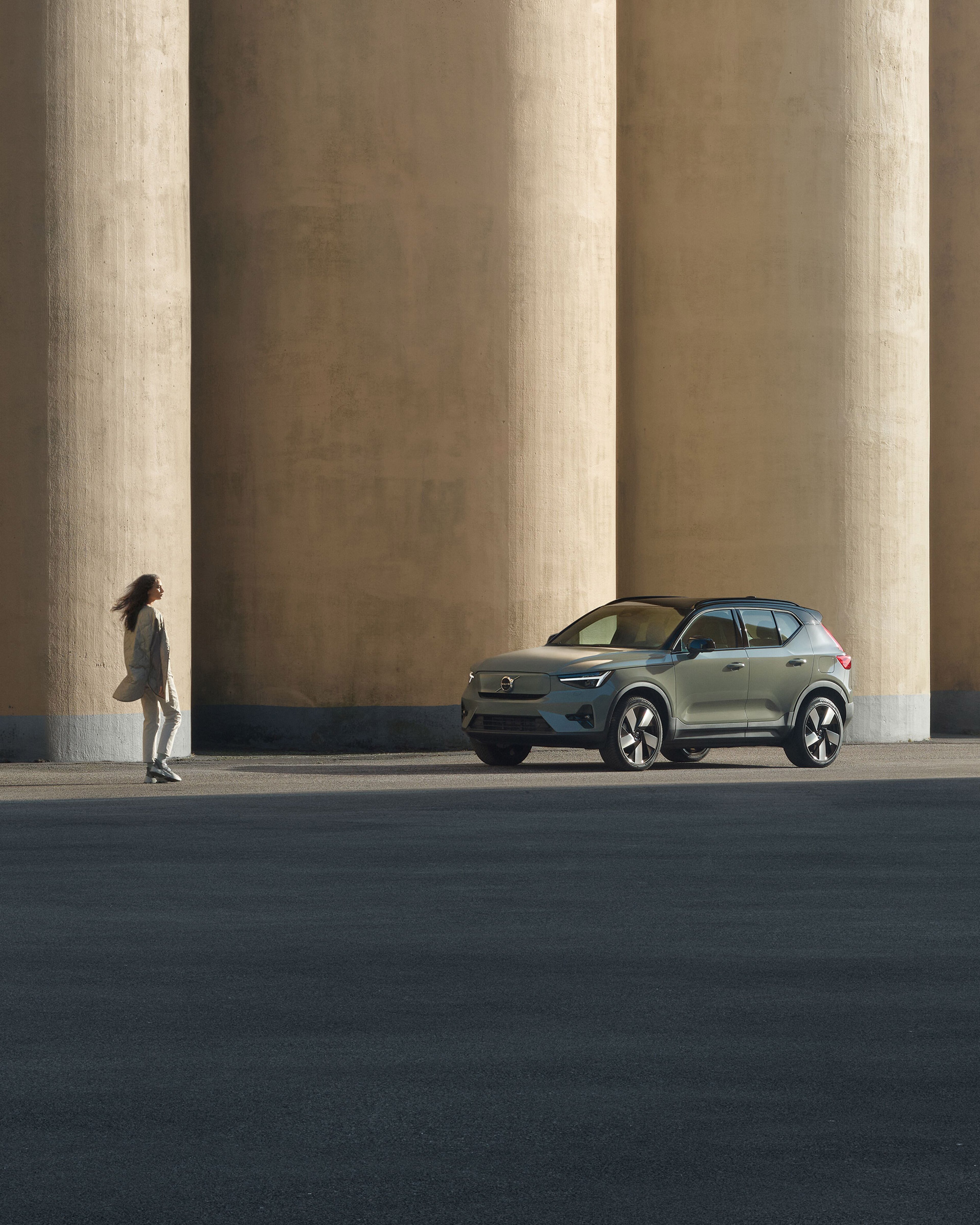 Femme à coté d'une Volvo