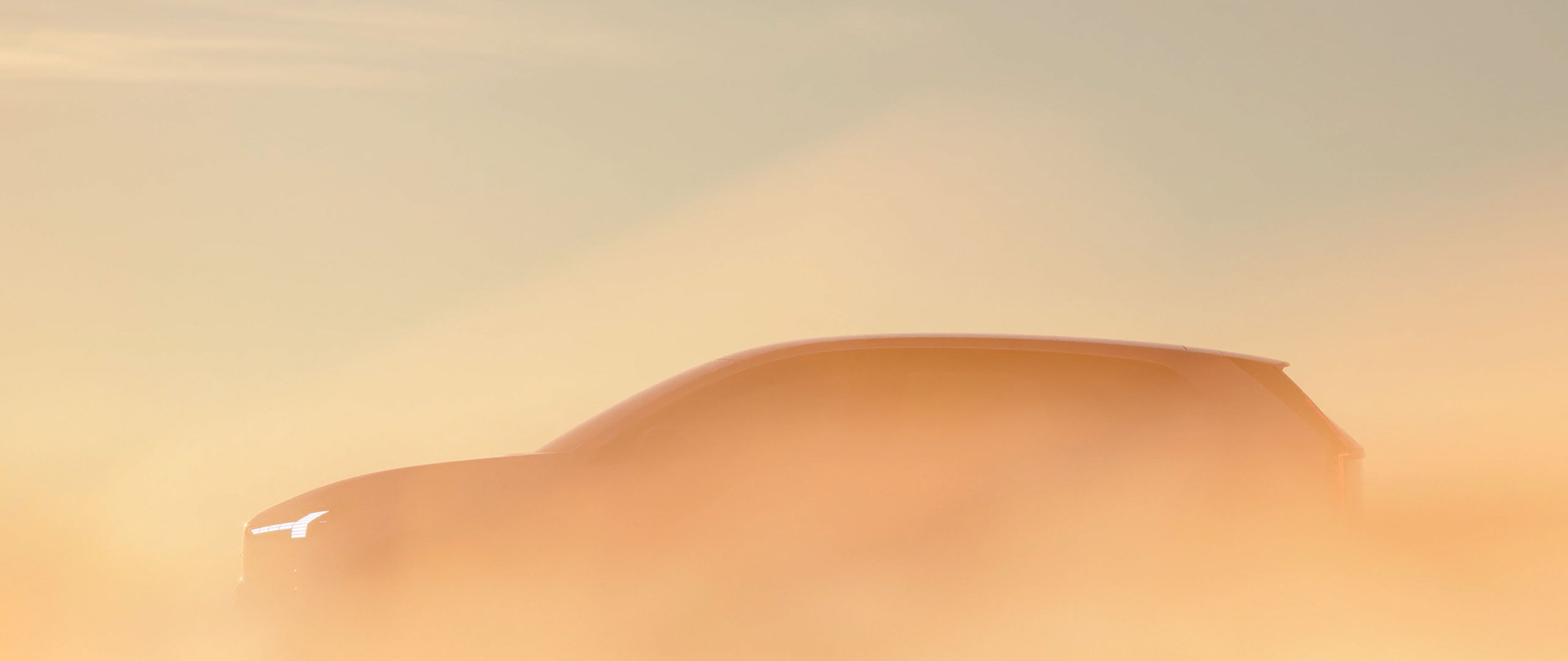 Silhuett av SUV med oransje røyk