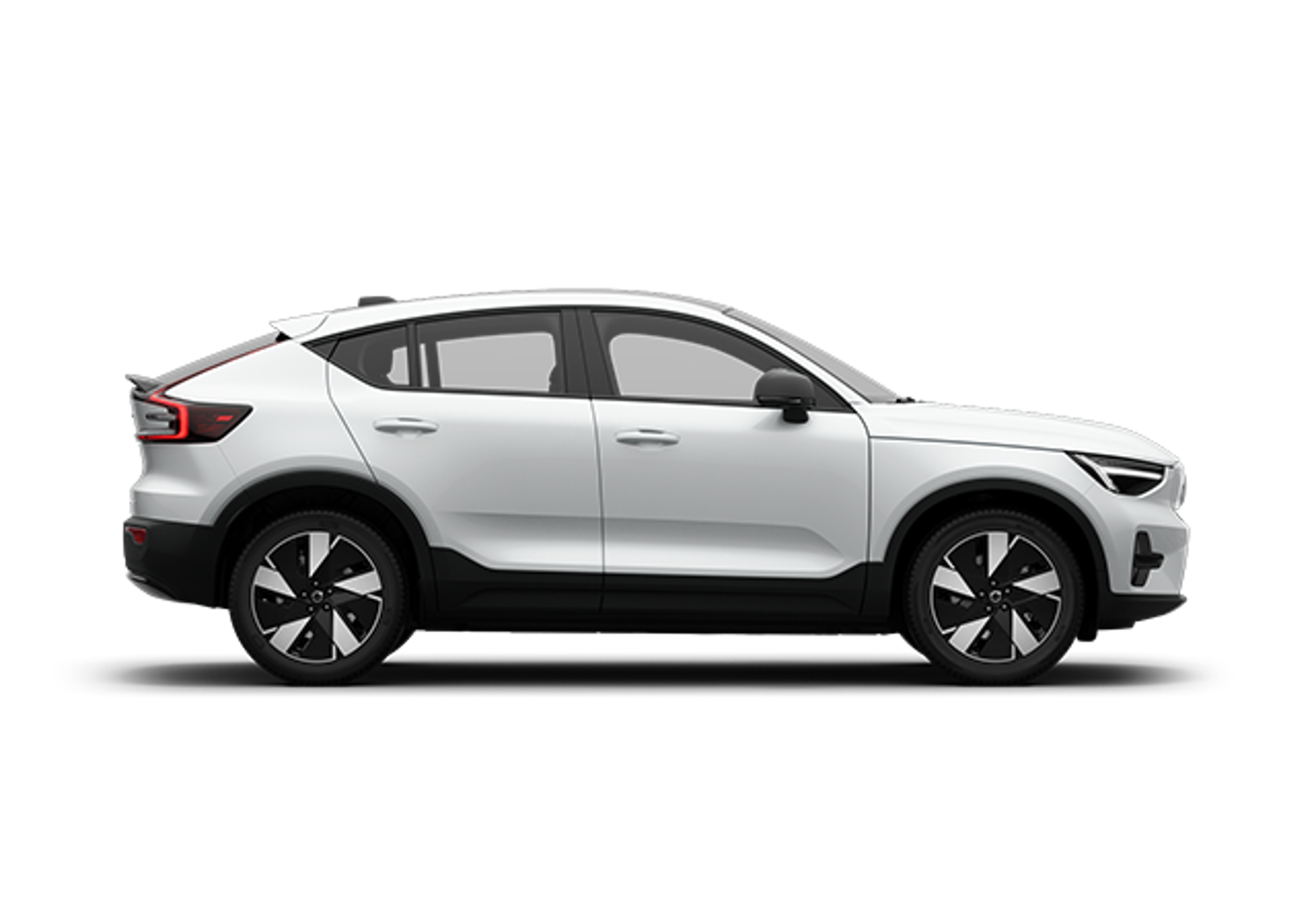 Ein weißer Volvo EC40 Crossover vor weißem Hintergrund.
