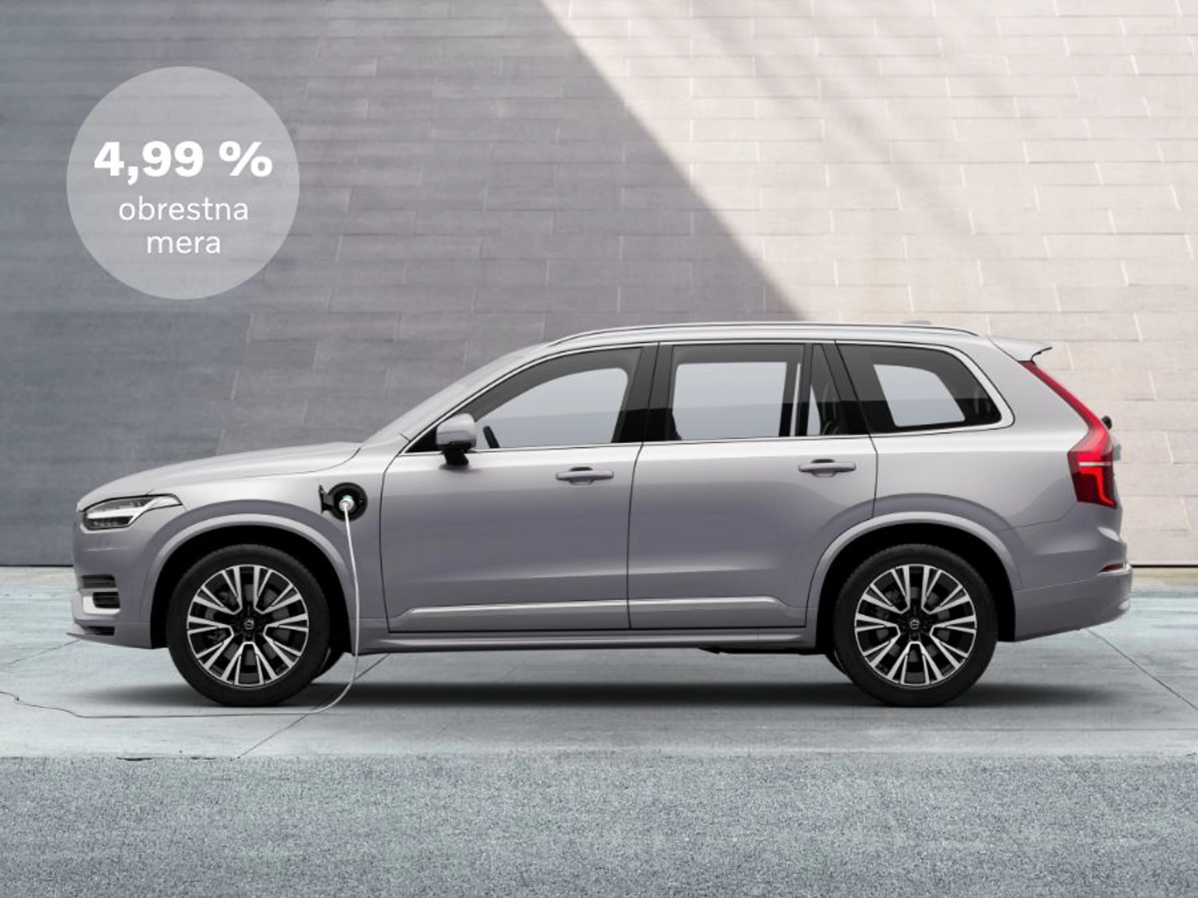 Volvo XC90 plug-in hybrid med polnjenjem ob sončnem zahodu.