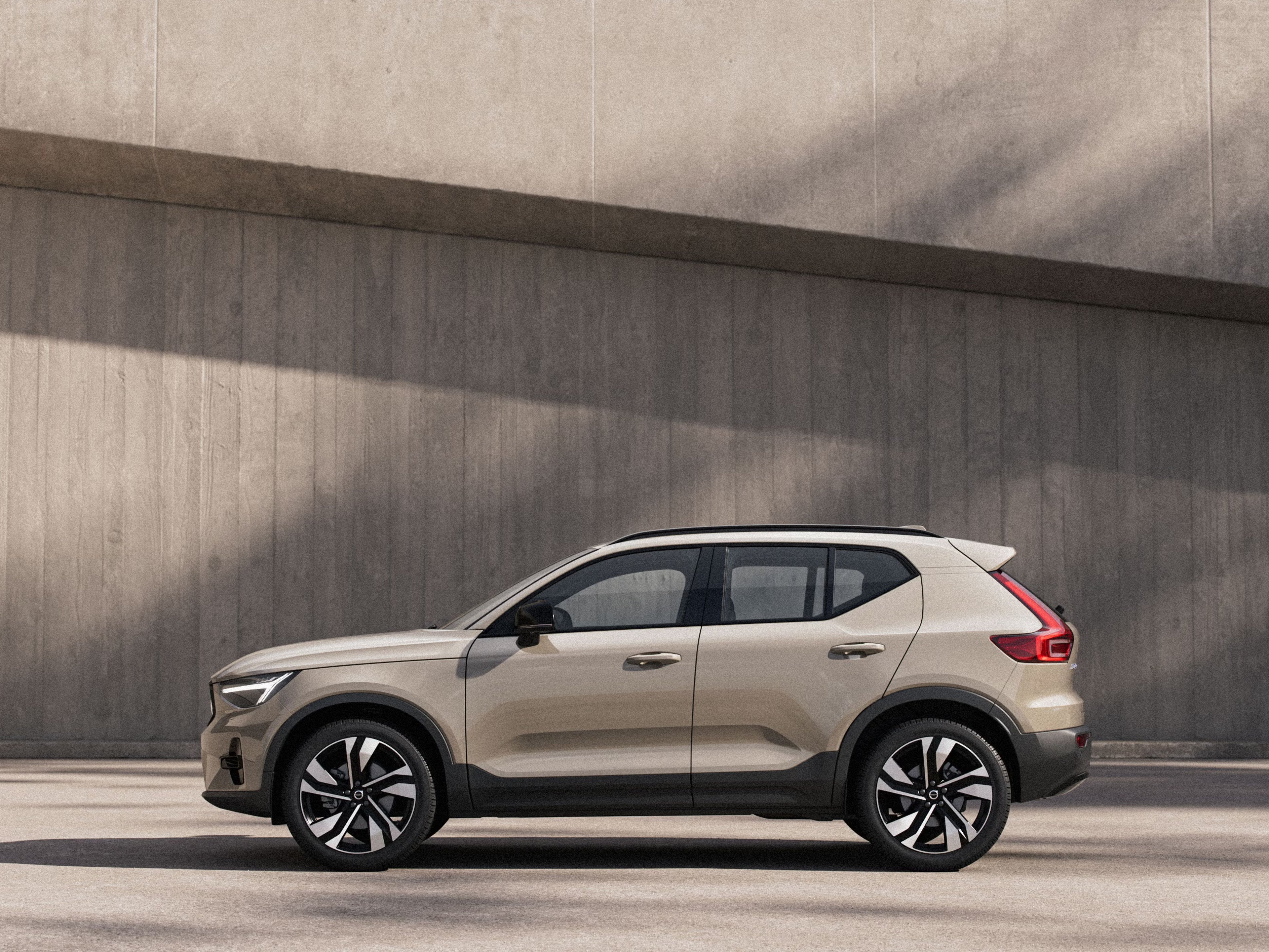Side view of XC40 in front of concrete wall in sunlight
