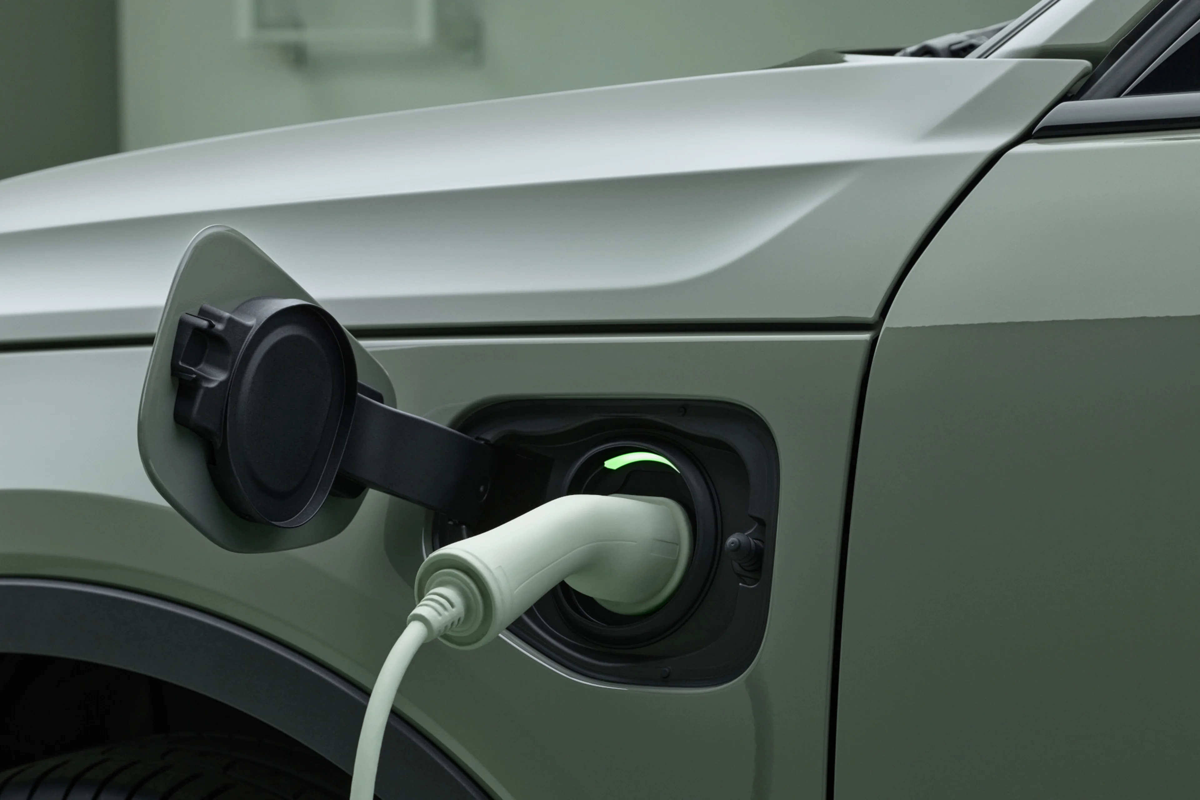 Ein Volvo Elektrofahrzeug wird aufgeladen