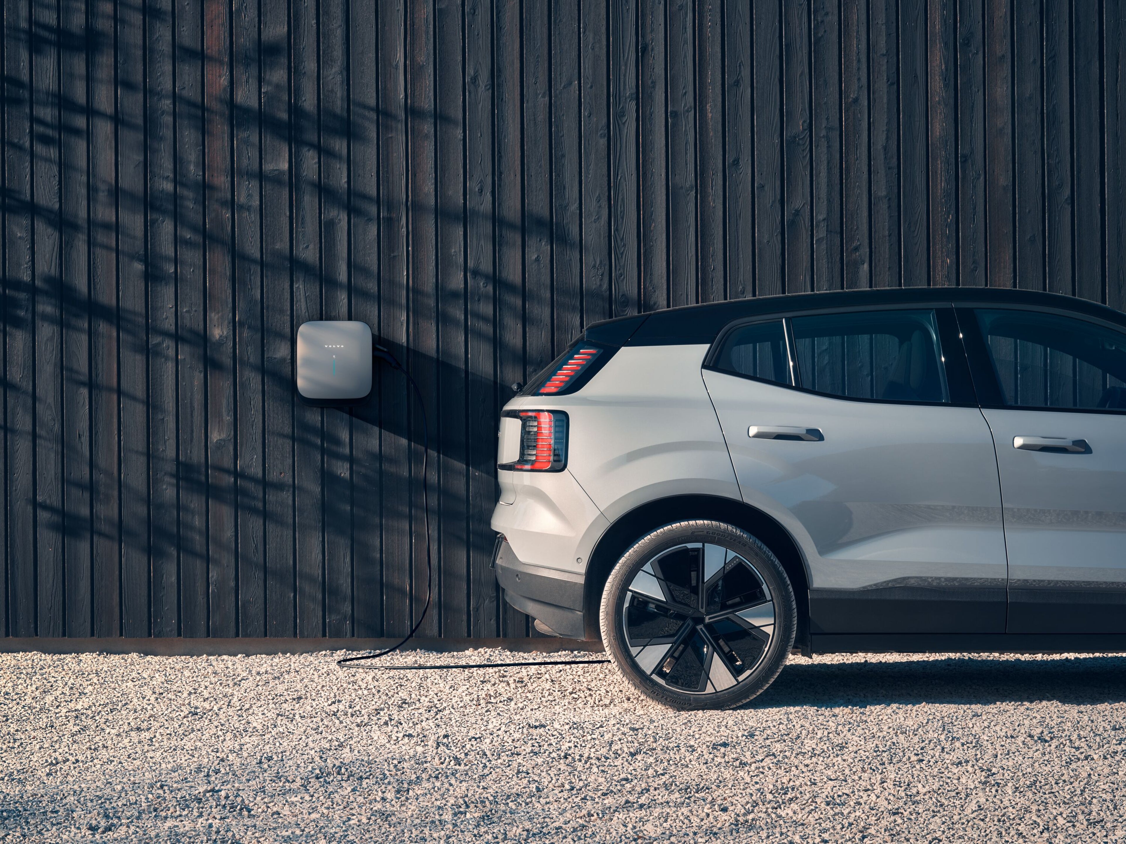 Detailný pohľad na zadnú časť Volvo EX30 pripojeného ku Wallbox