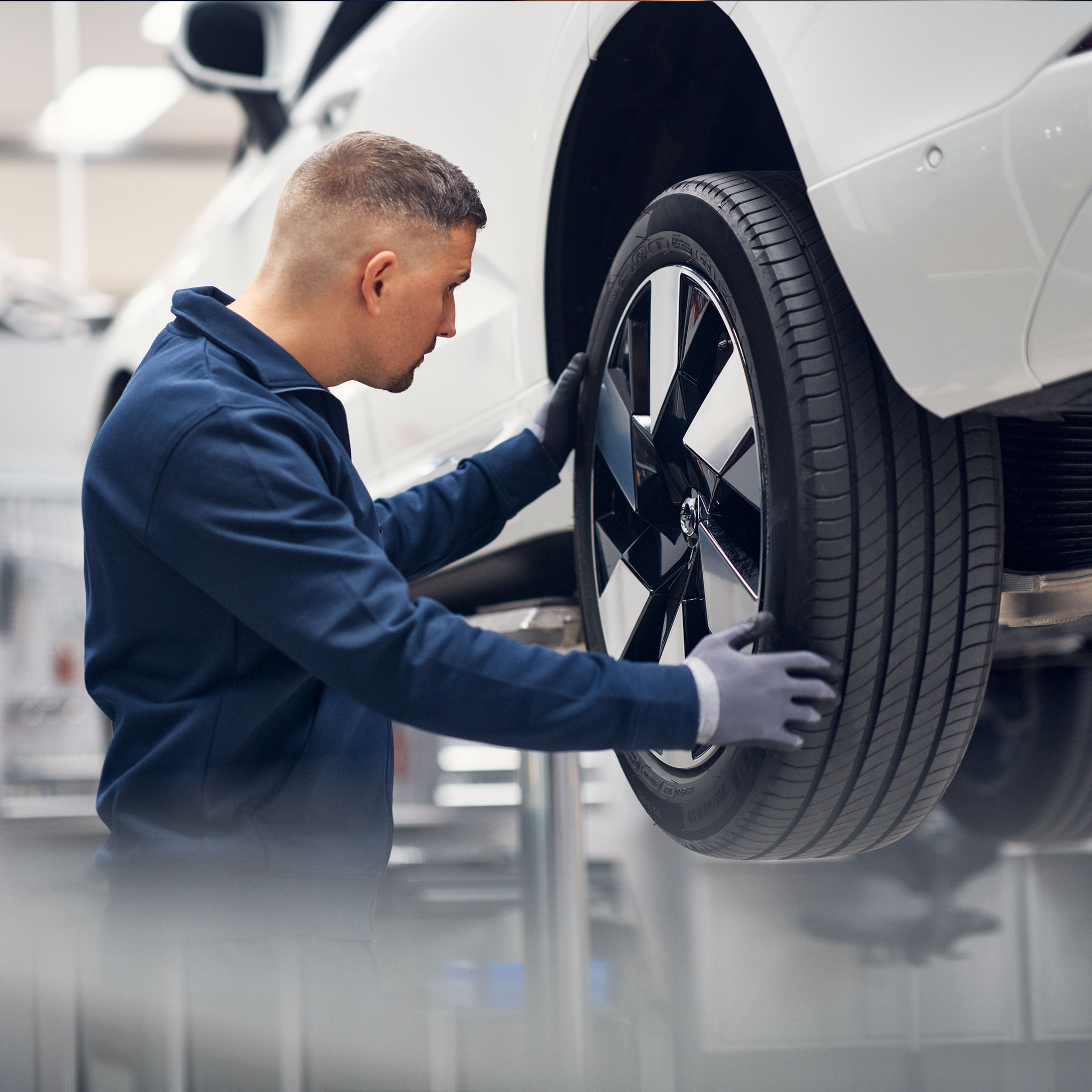 Volvo Omamekaanikko asentaa rengasta Volvo -autoon.