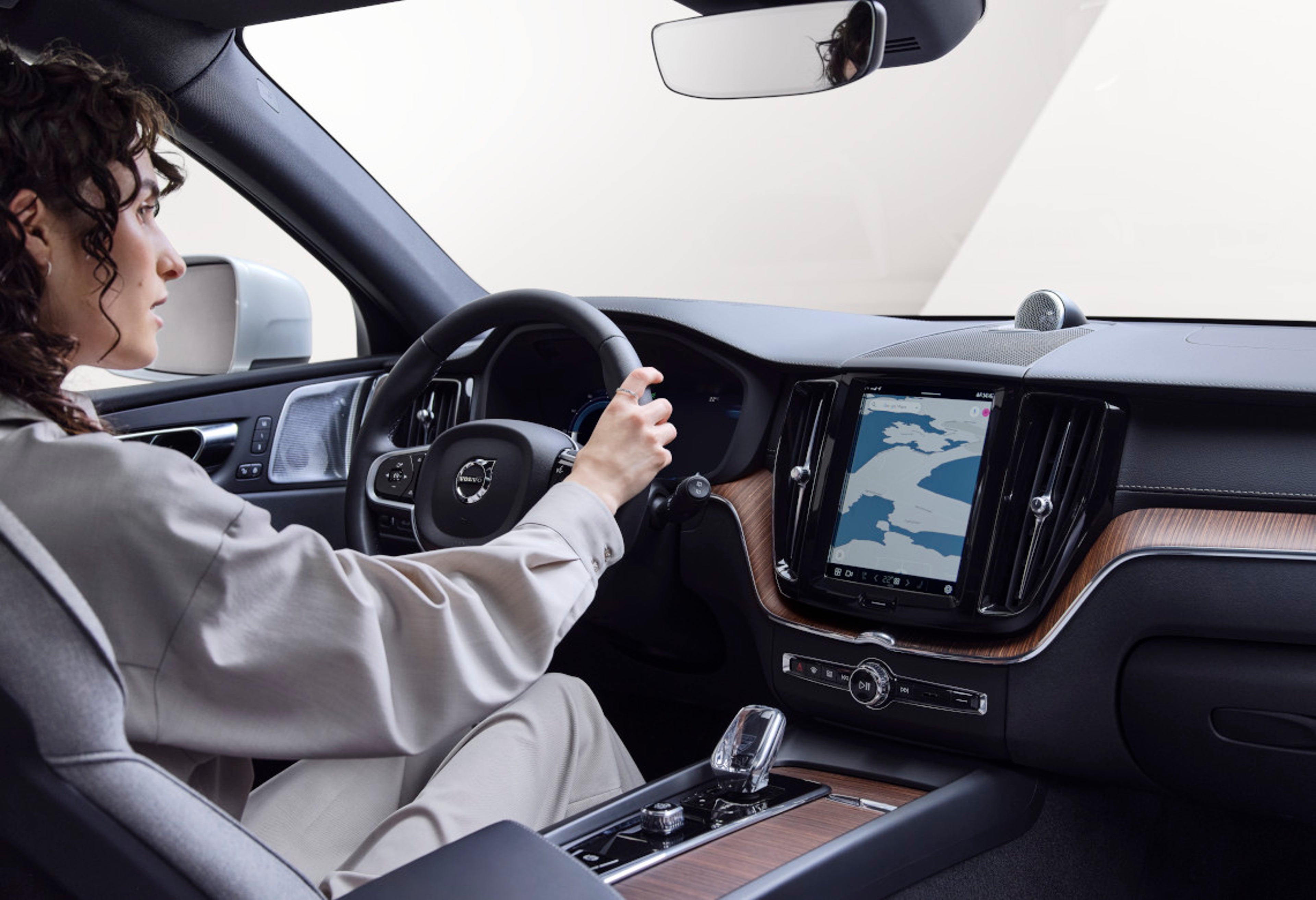 Frau sitzt am Steuer eines Volvo