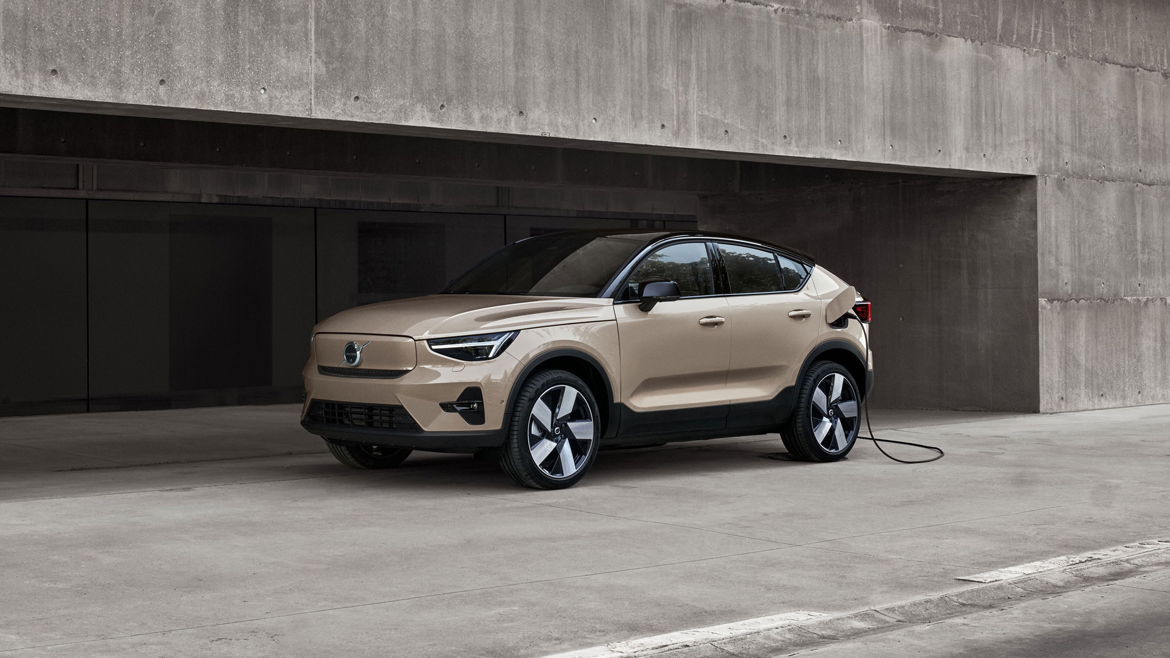 EC40 beige en charge devant un bâtiment en béton moderne