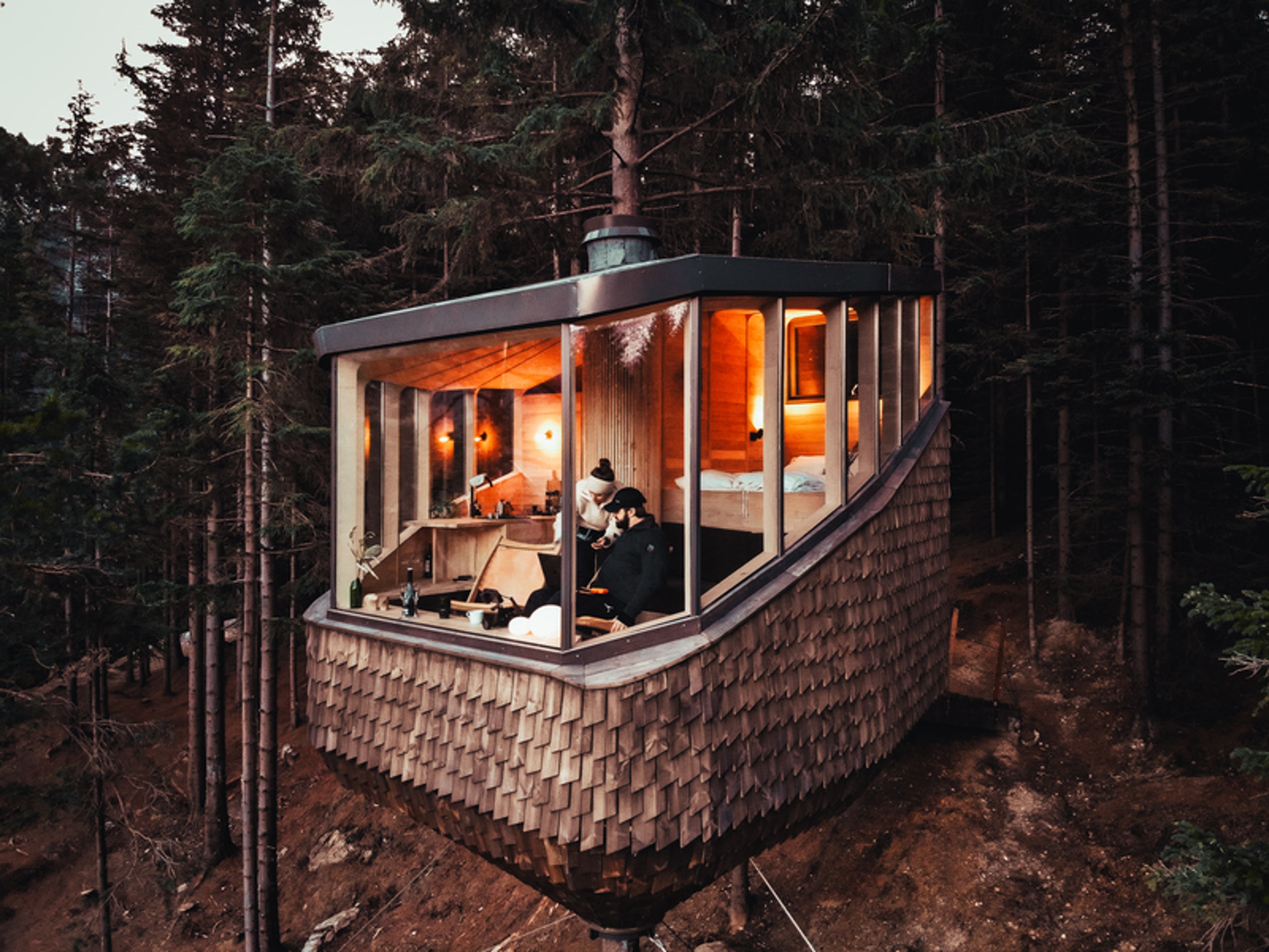 Tretopphotell med peis sett utenfra