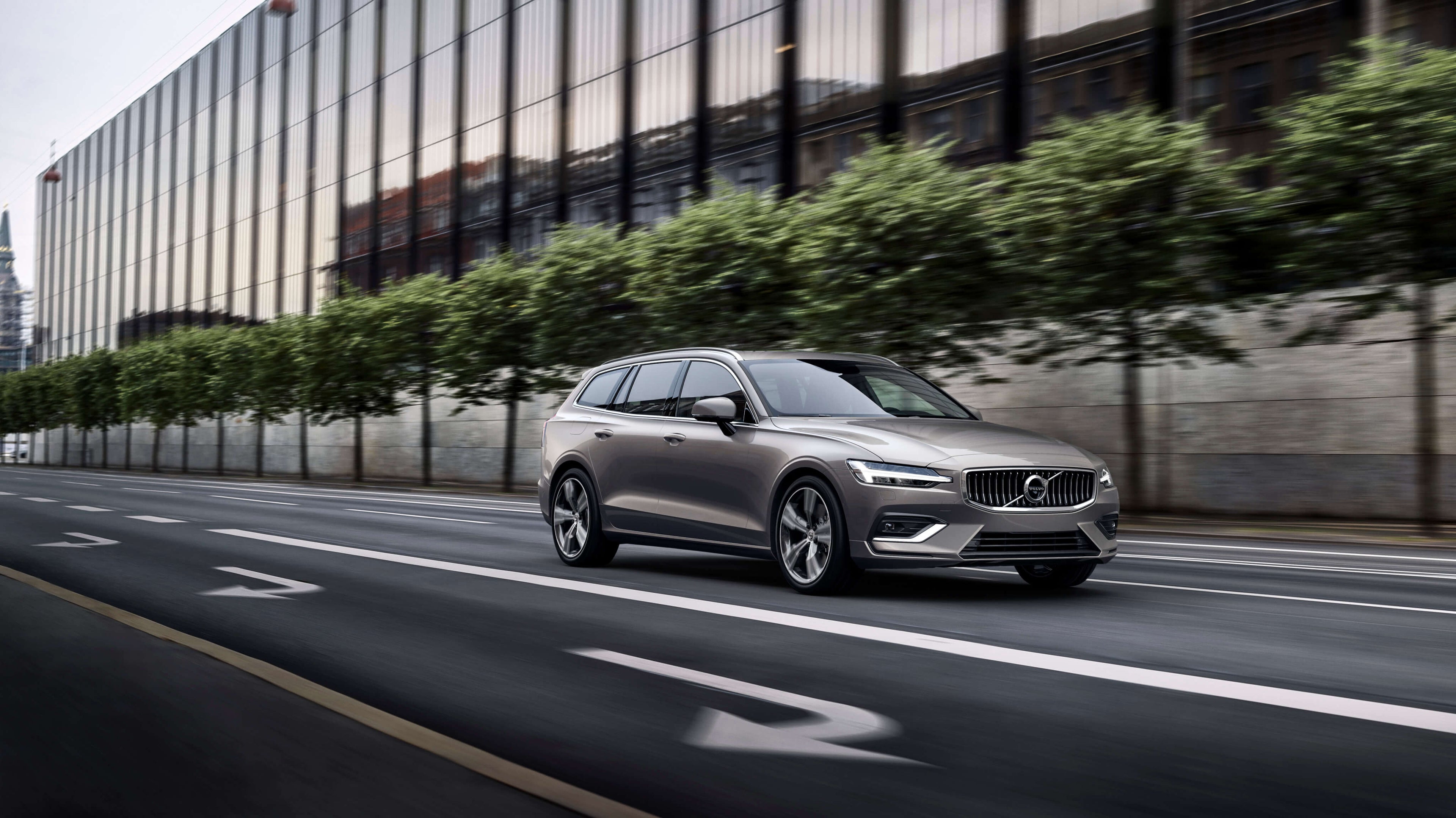 Volvo V60 Inscription - Der Premium-Kombi in Pebble Grey fährt durch die Stadt