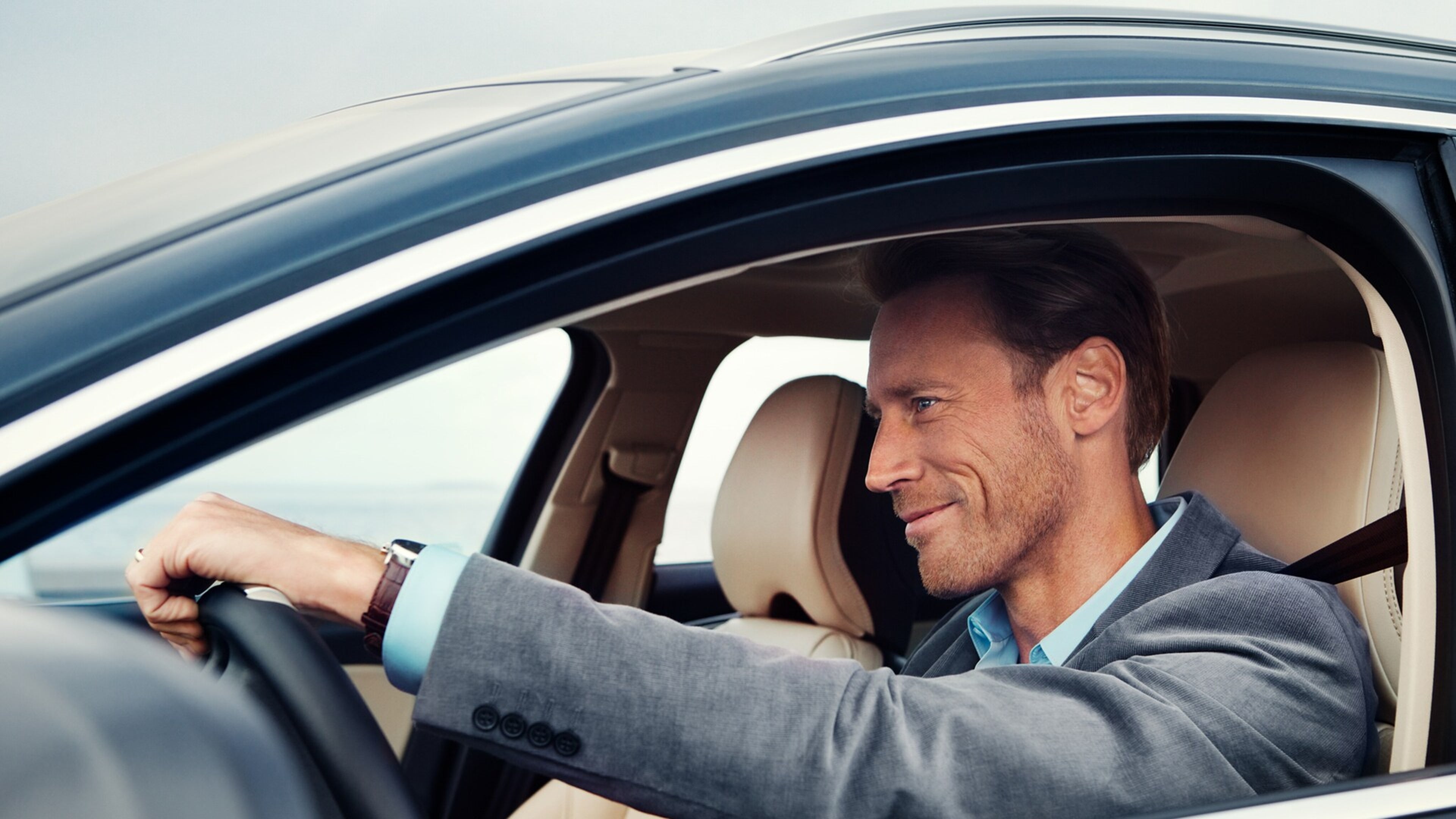 Egy Volvót vezető férfi közelről