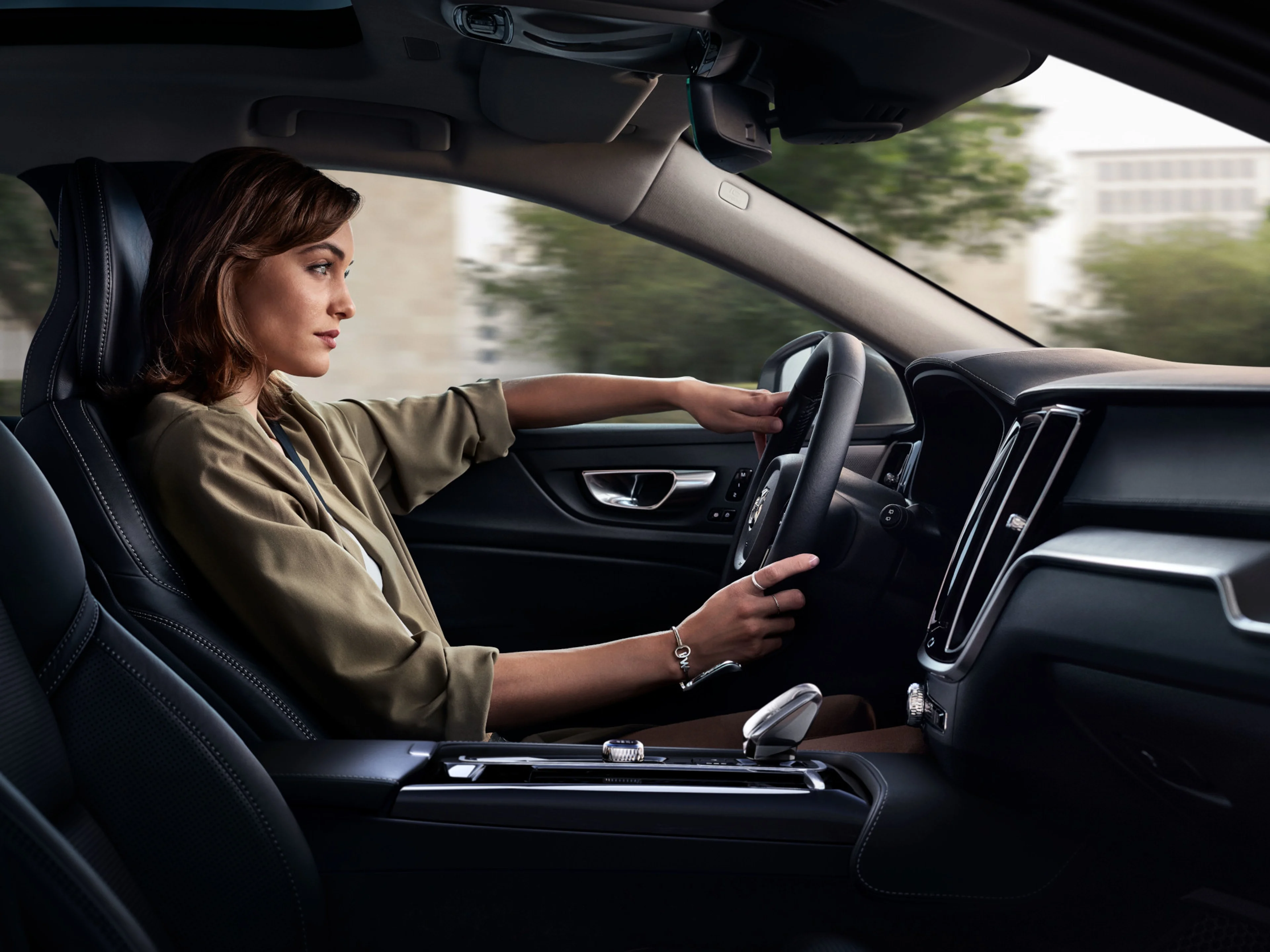 Eine Frau fährt ein Volvo Fahrzeug