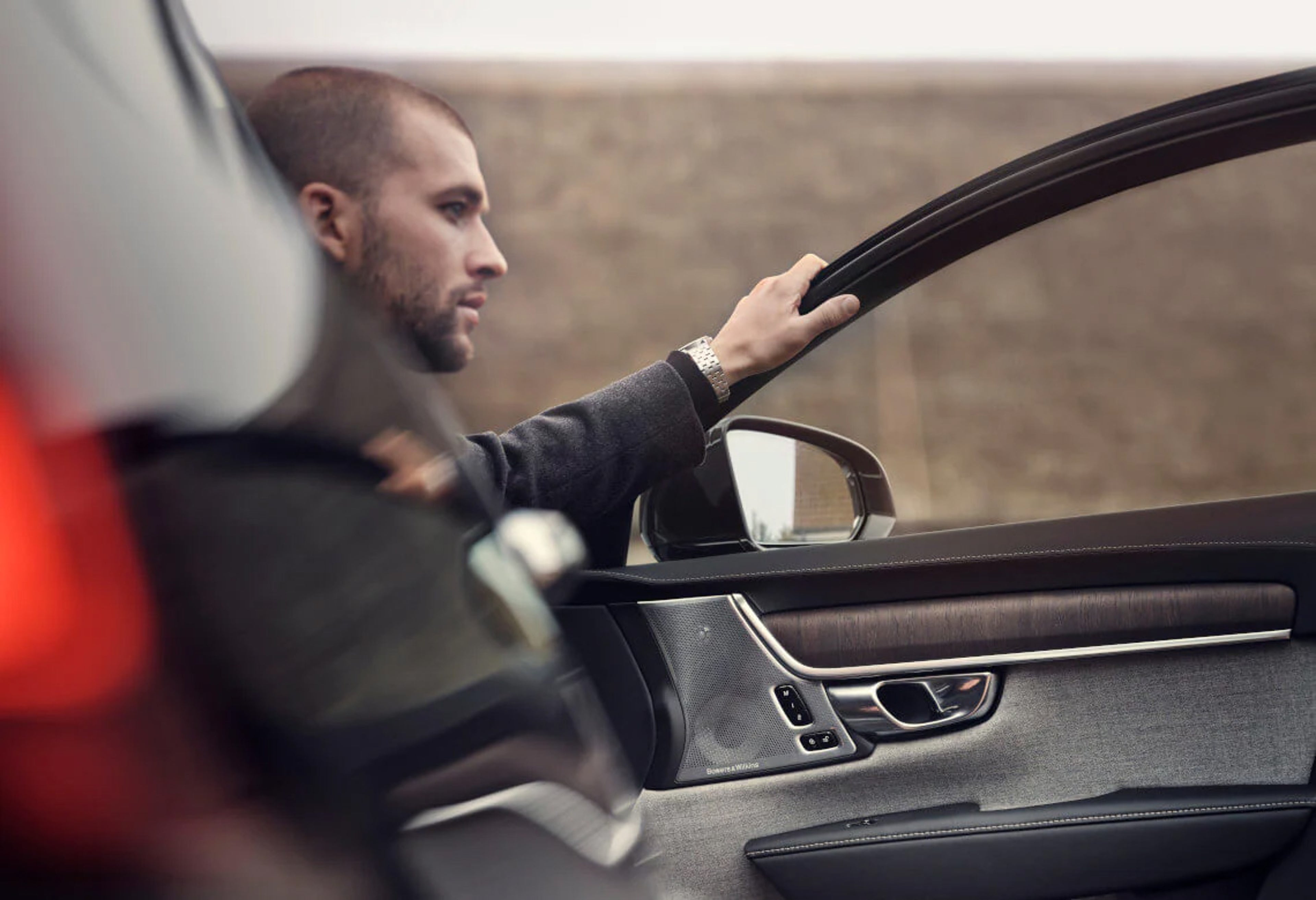 Ein Mann steigt aus der Beifahrertür eines Volvo.