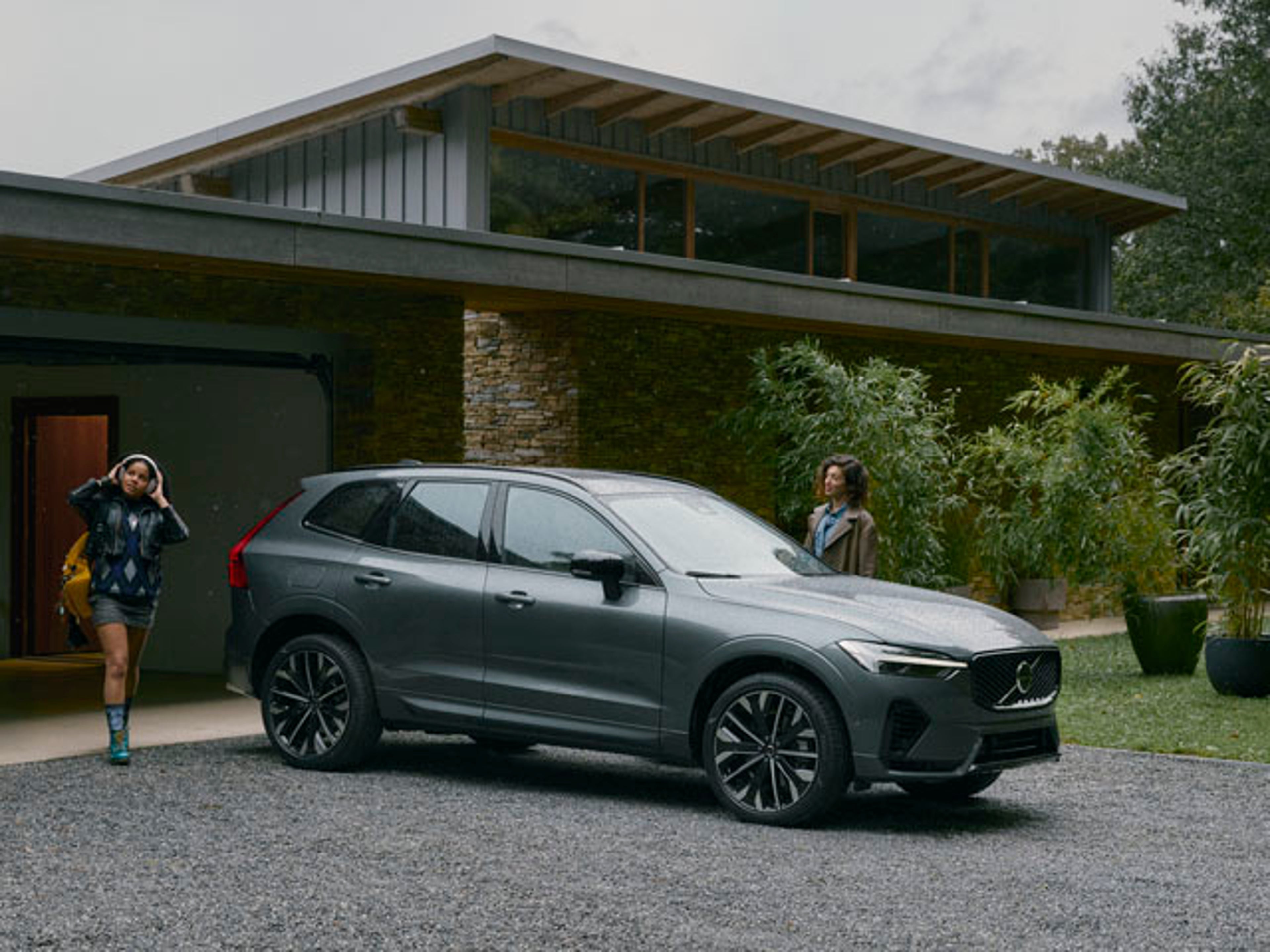 Volvo XC60 en el exterior de una casa