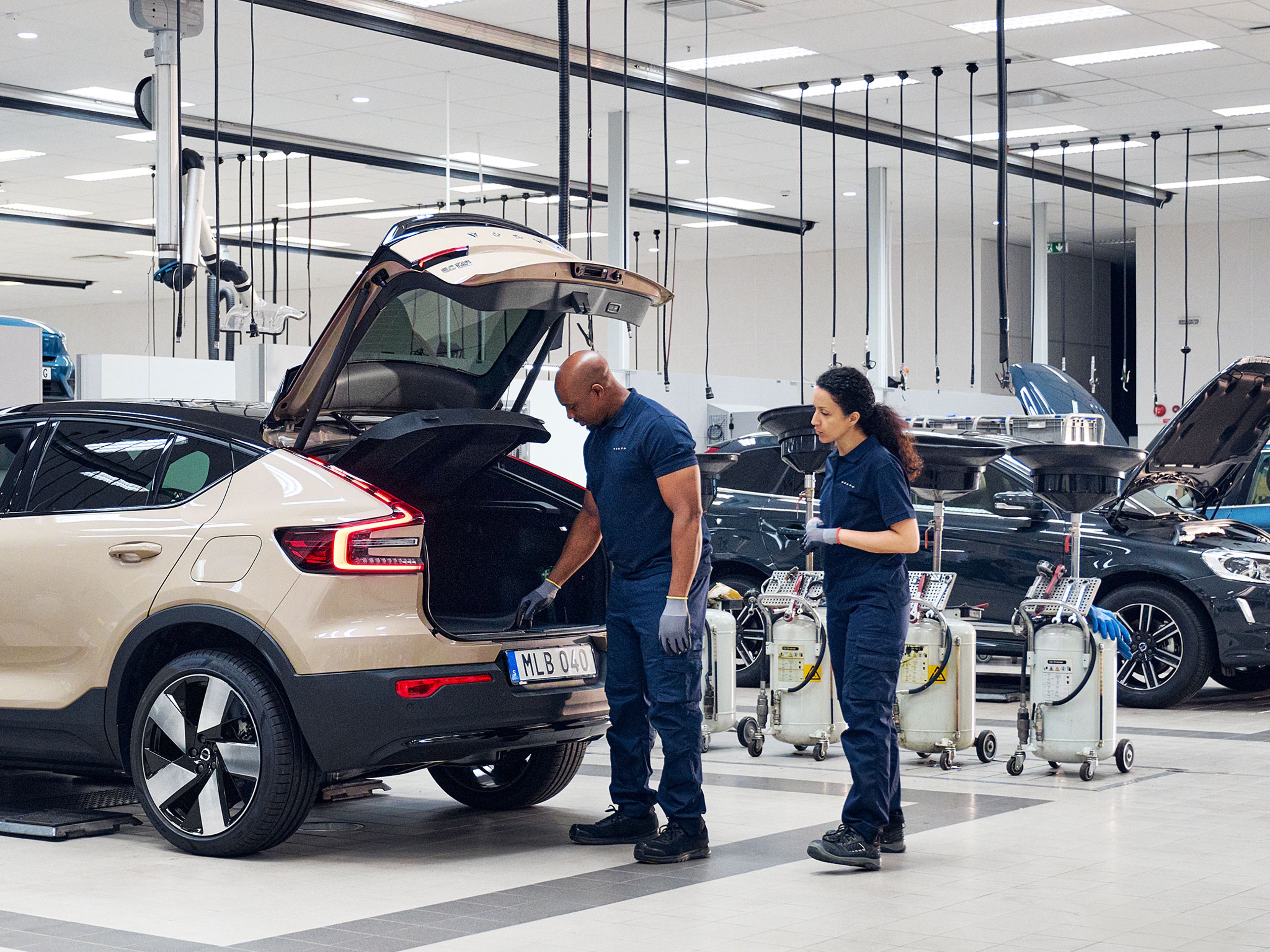 Volvo Personal Service mekaanikot huoltavat huoltoon tuotuja autoja.