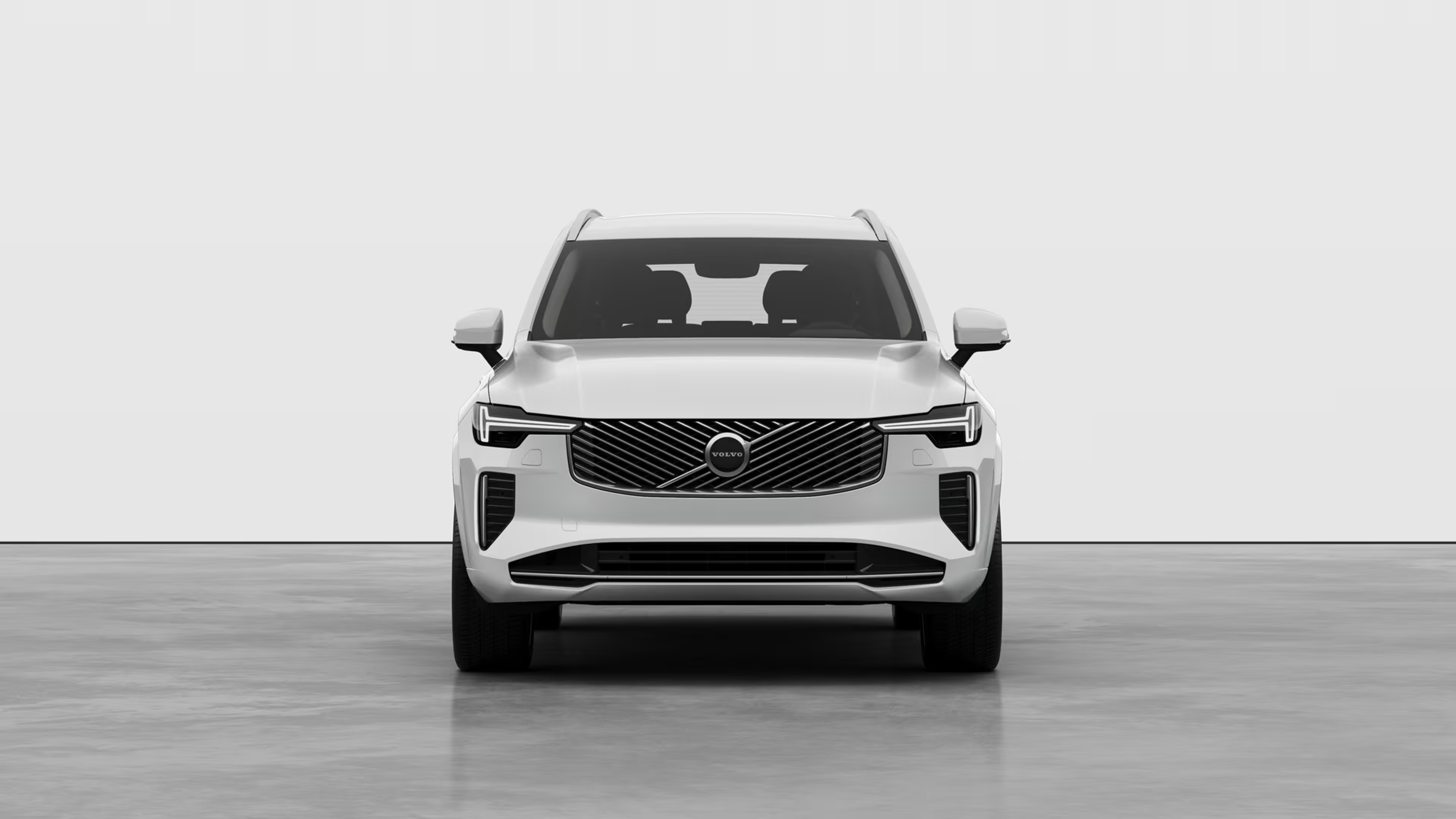 Volvo XC90 в цвете Crystal White 7 мест и бензиновым двигателем