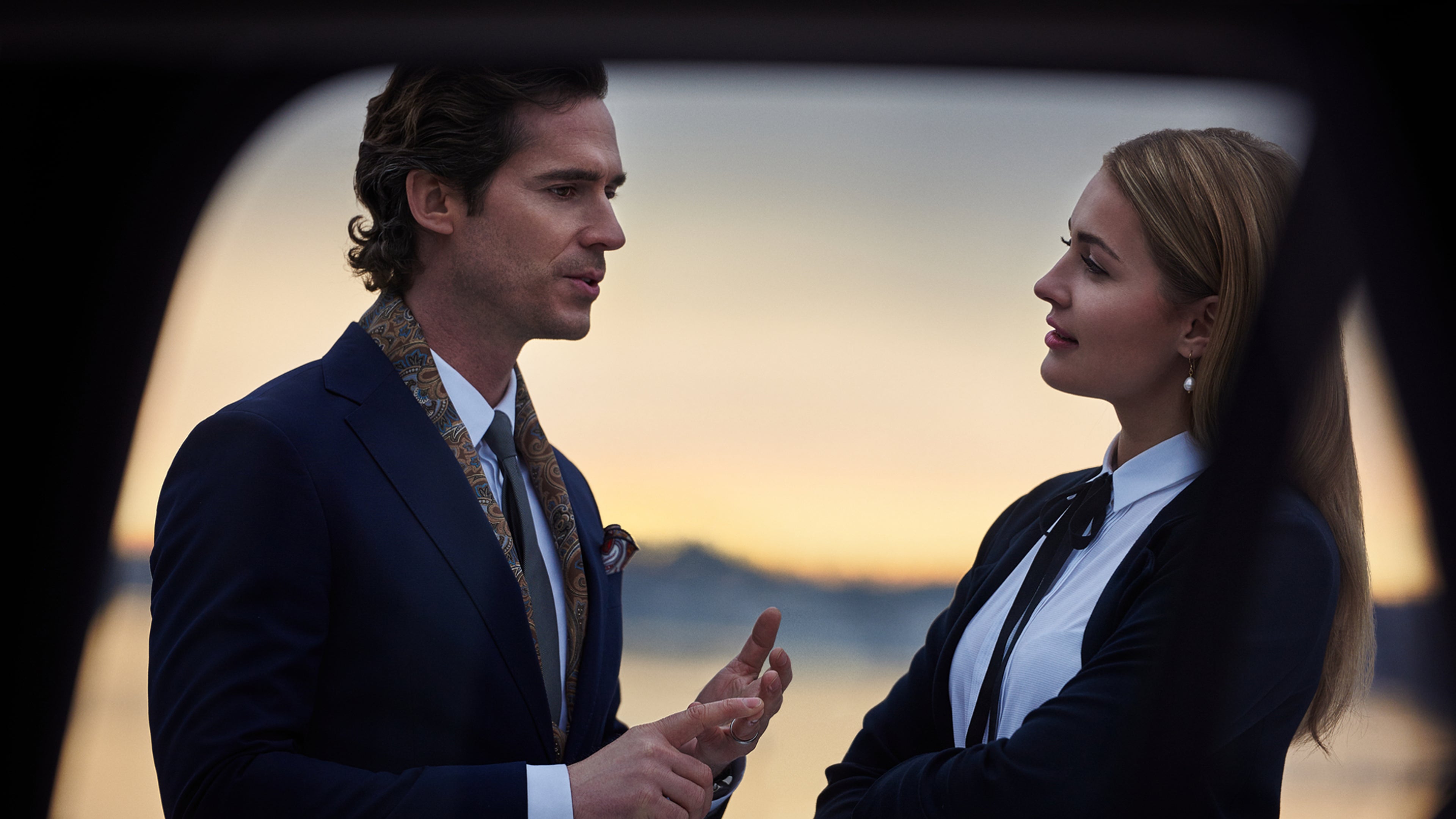 Homme et femme discutant