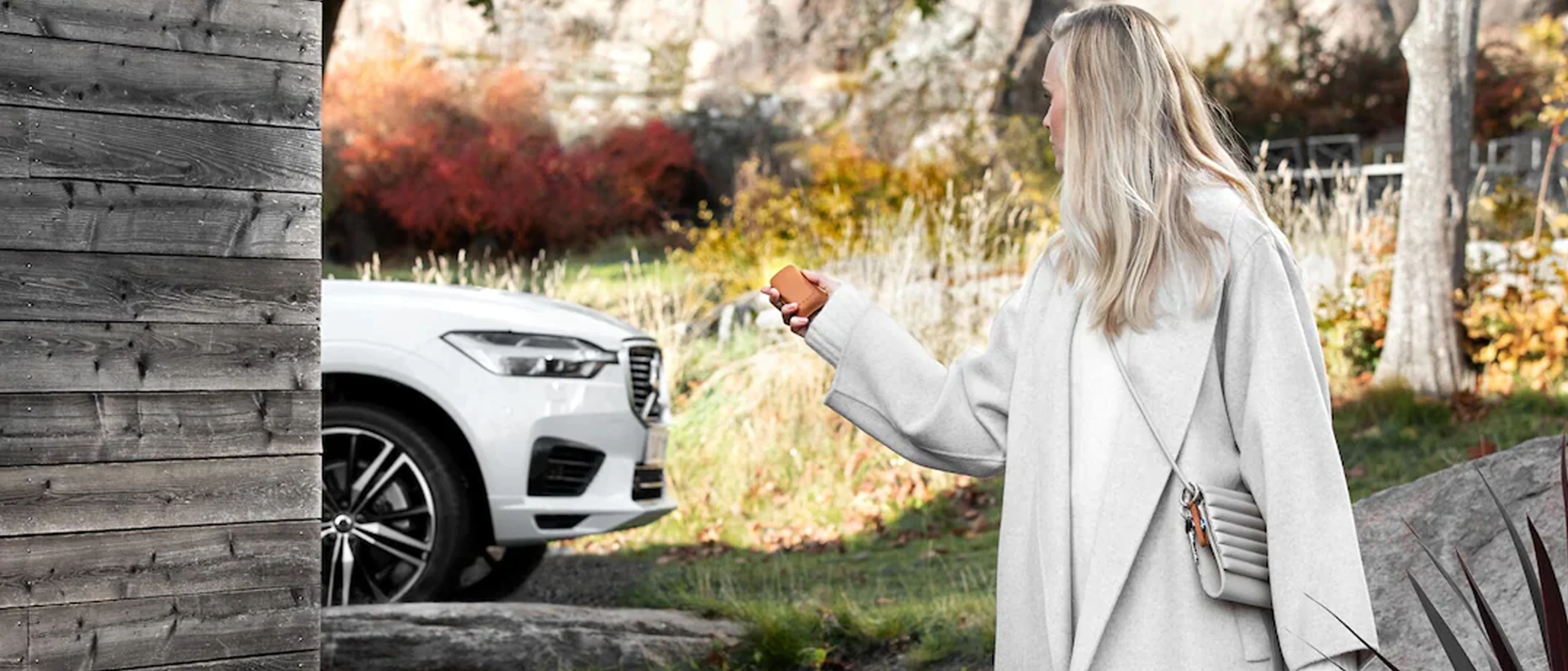 Dame som låser en Volvo