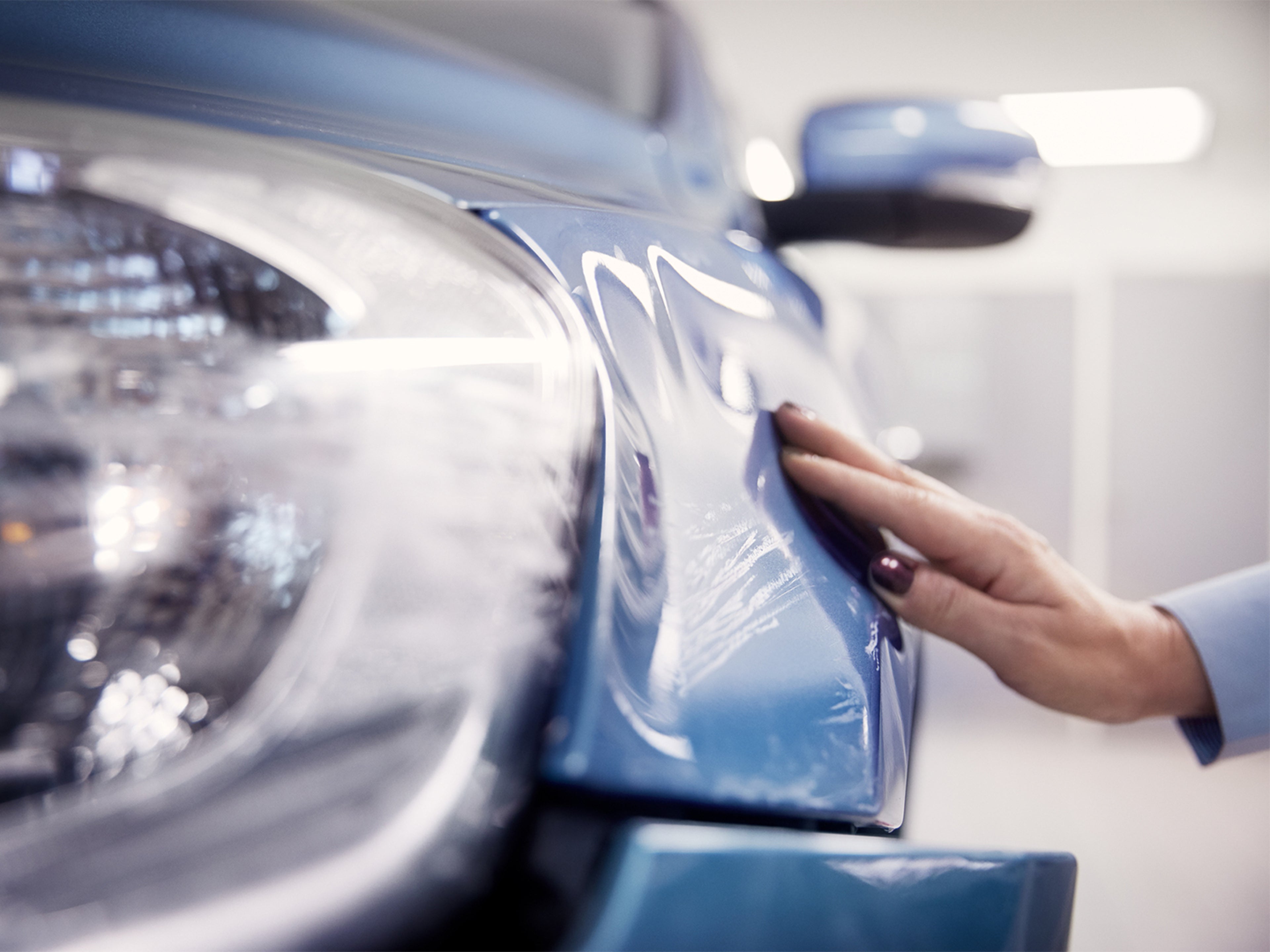 Dłoń dotykająca samochód Volvo