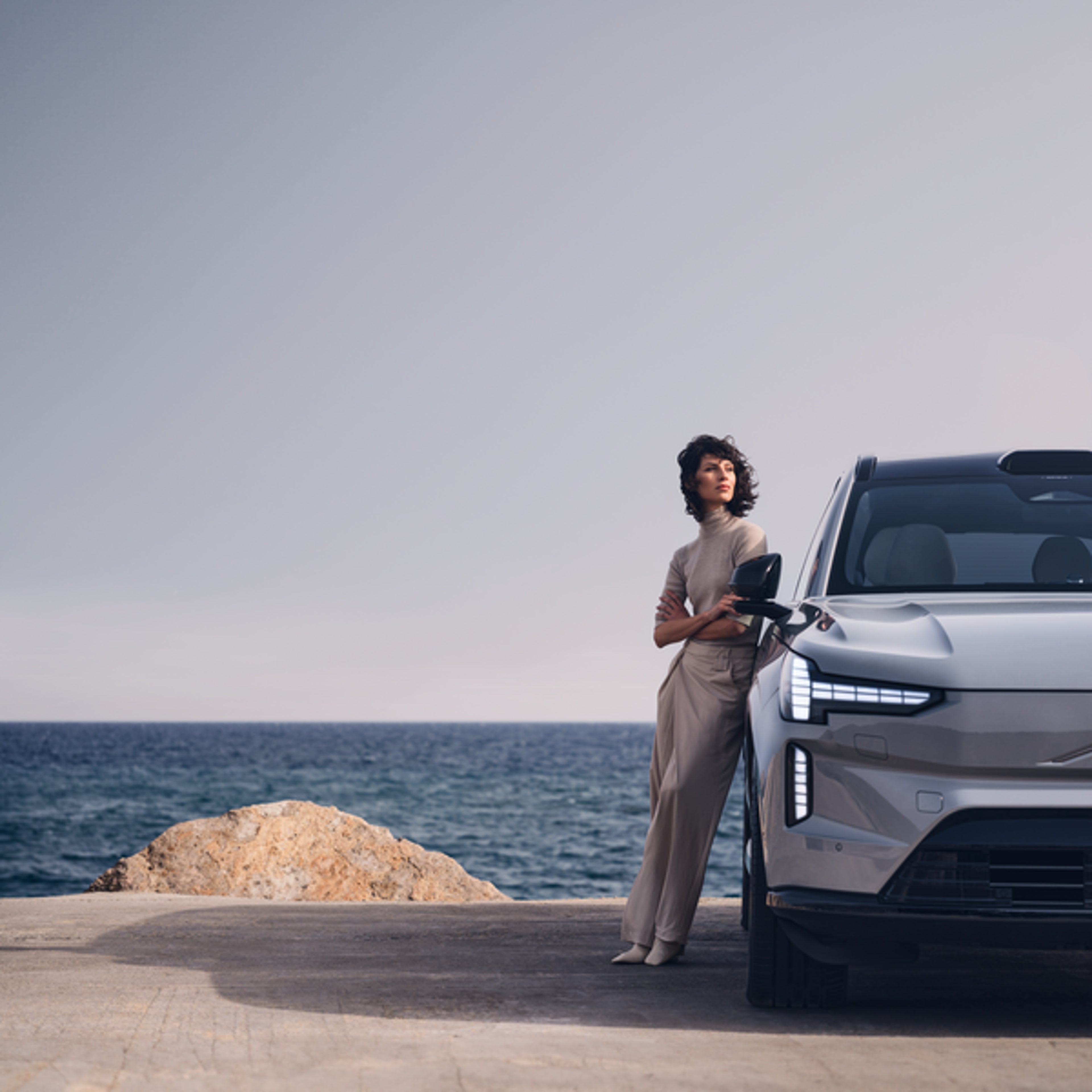 Volvo áll a tengerparton