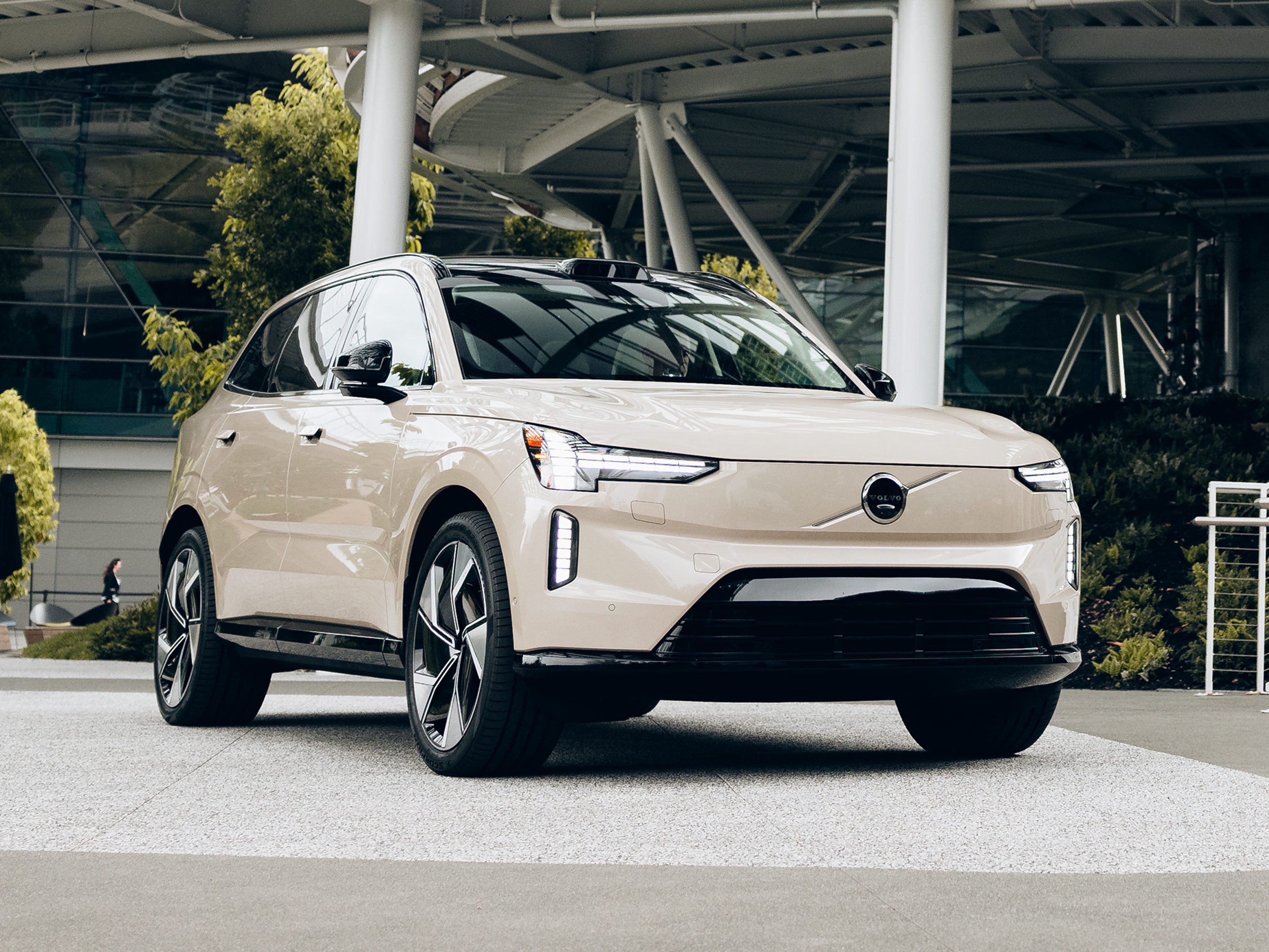 Sand dune -värinen Volvo EX90 täyssähköauto.