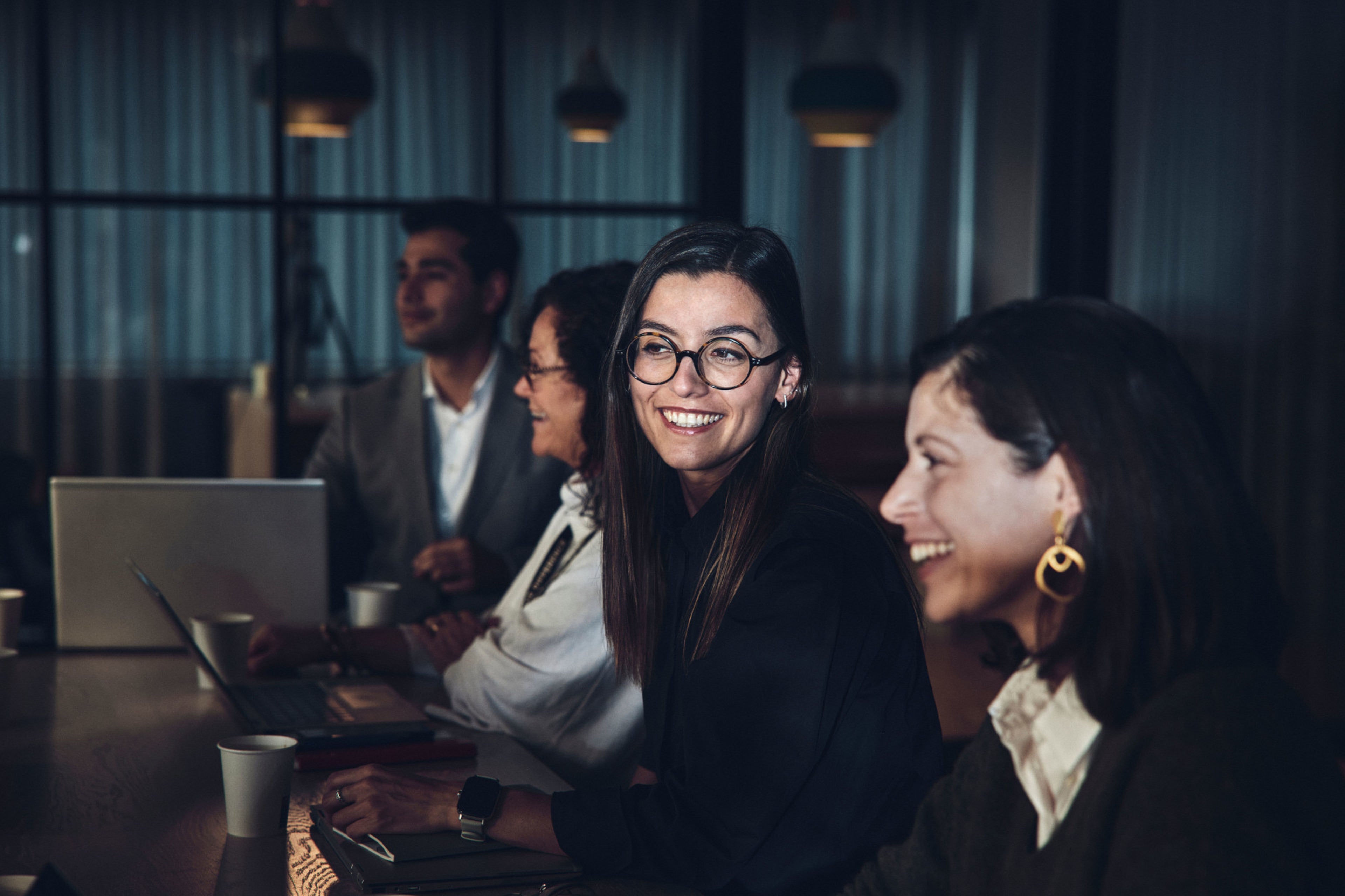Menschen lachen und unterhalten sich bei einem Meeting