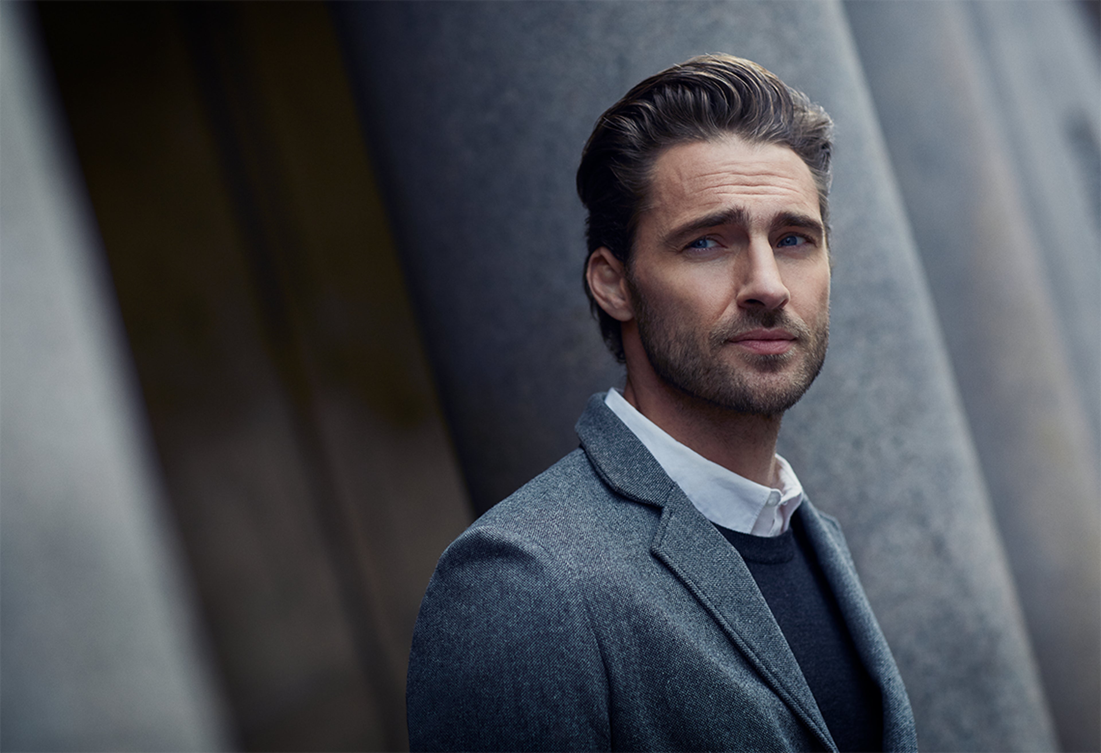 Homme regardant l'objectif