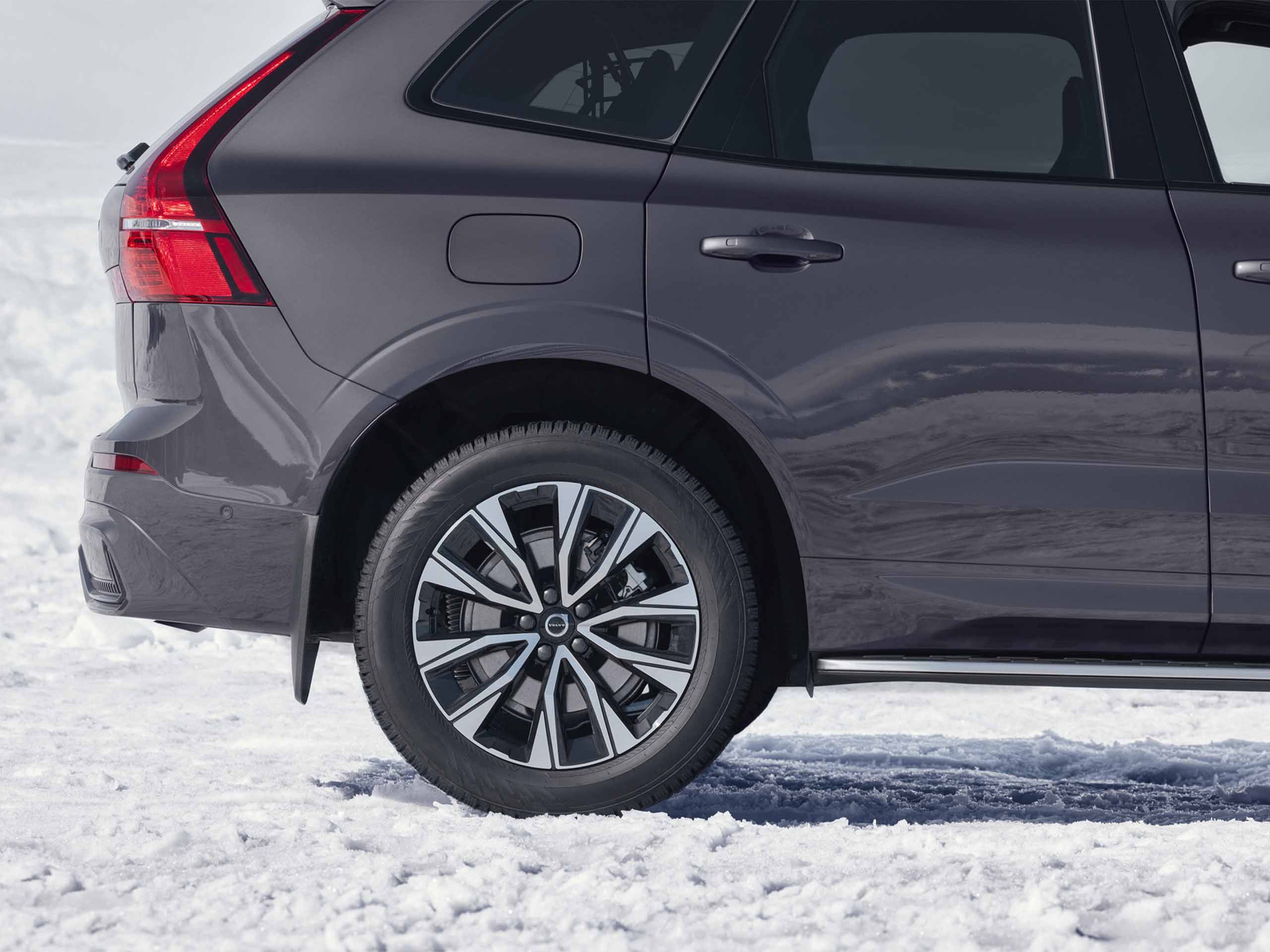 Volvo zijkant in de sneeuw