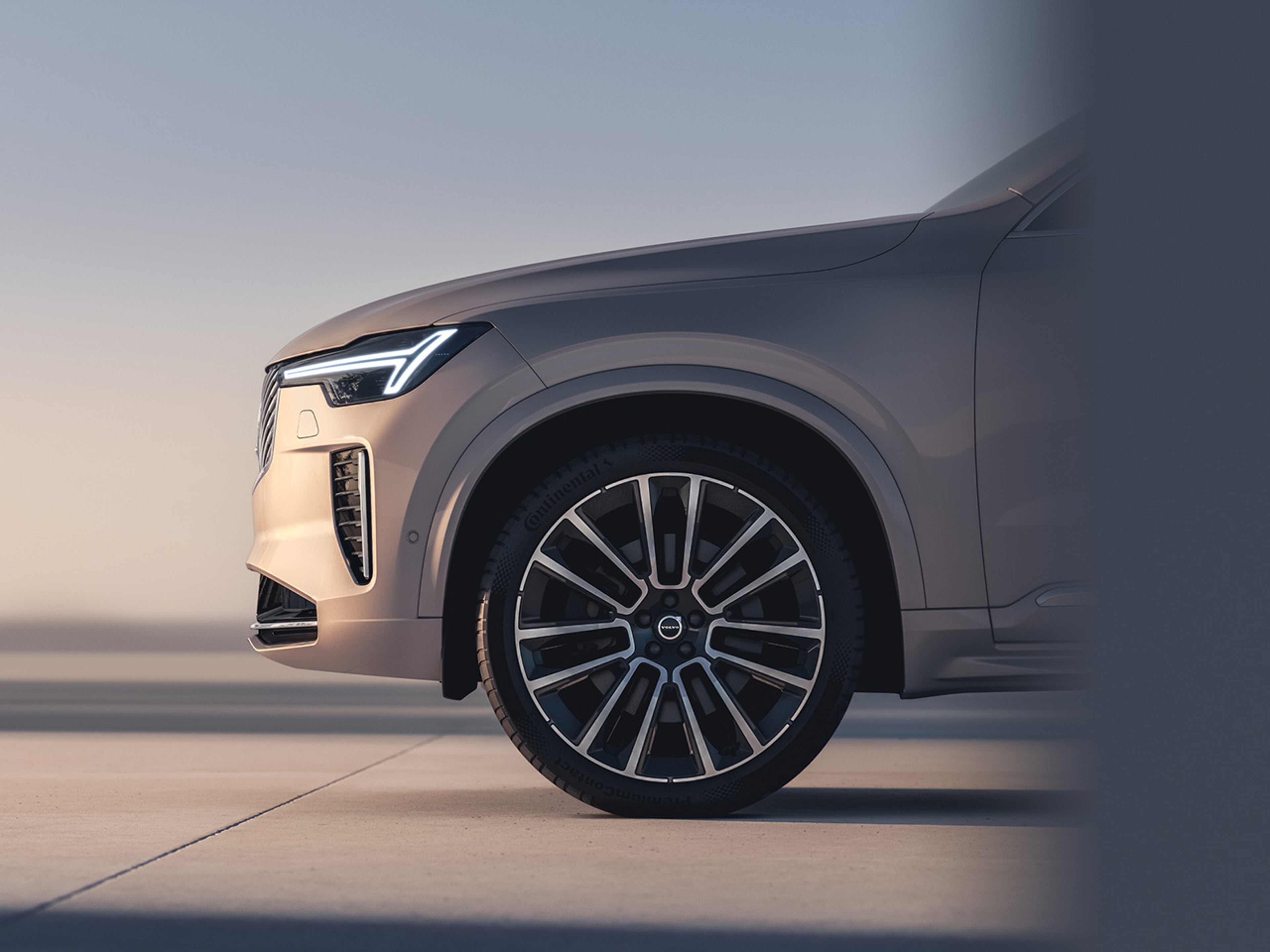 Front of XC90 in the sun