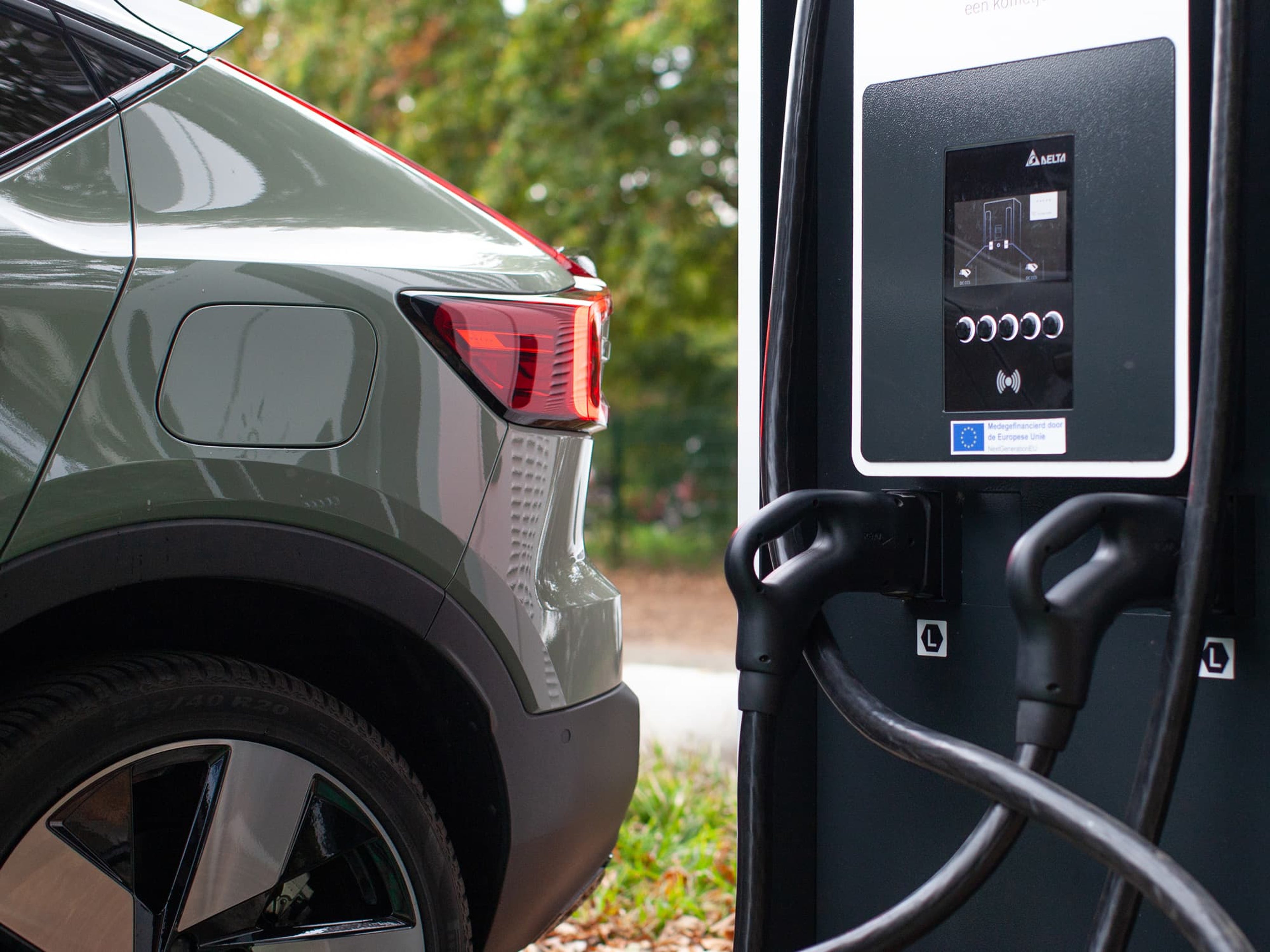 Achterkant van een Volvo EC40 die oplaadt aan een oplaadstation.