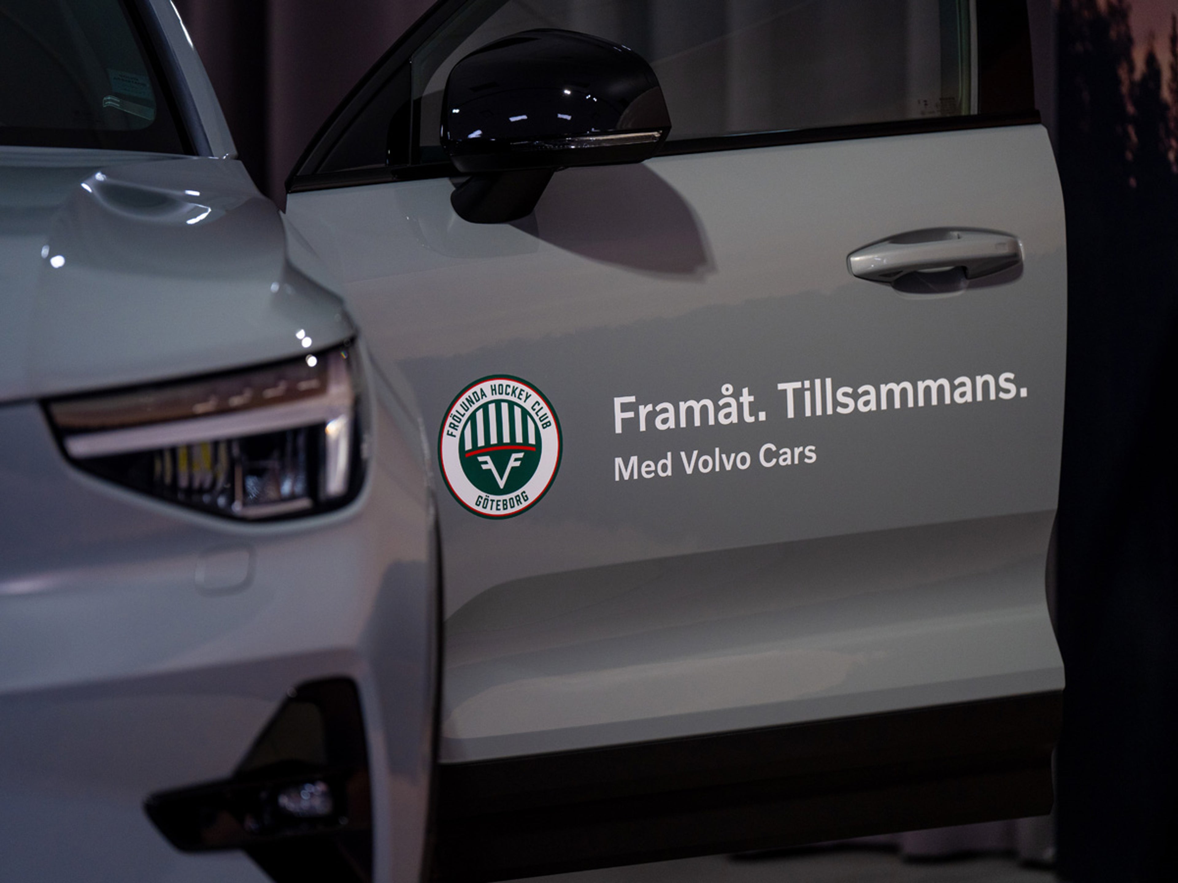 Volvobil med Frölunda Hockey Clubs logga på dörren
